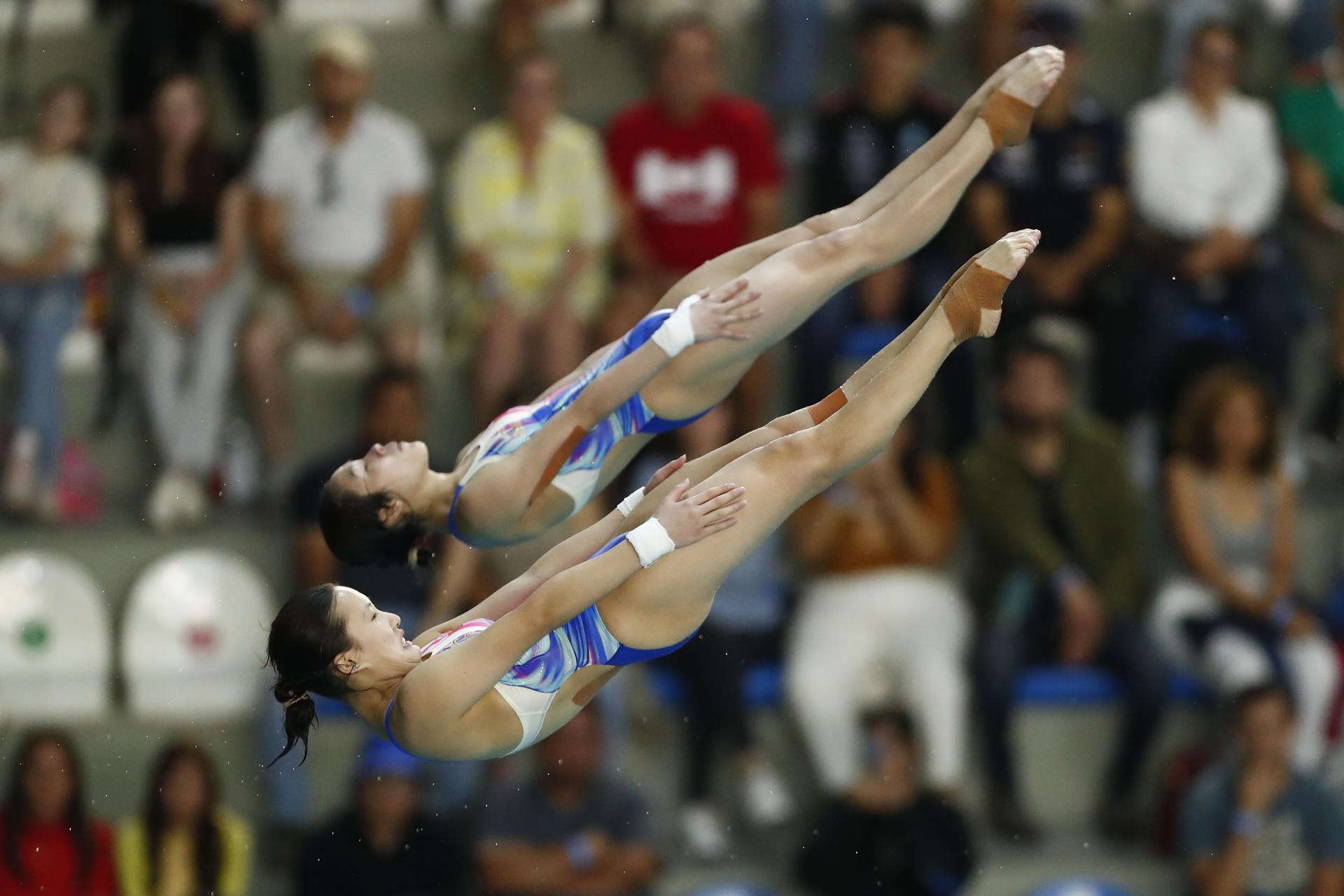 Las clavadistas chinas Wei Lu y Minjie Zhang compiten durante la final de sincronizados plataforma 10 metros femenil este domingo, en la Copa Mundial de Clavados 2025 en el Centro Acuático Metropolitano en Guadalajara (México). EFE/ Francisco Guasco