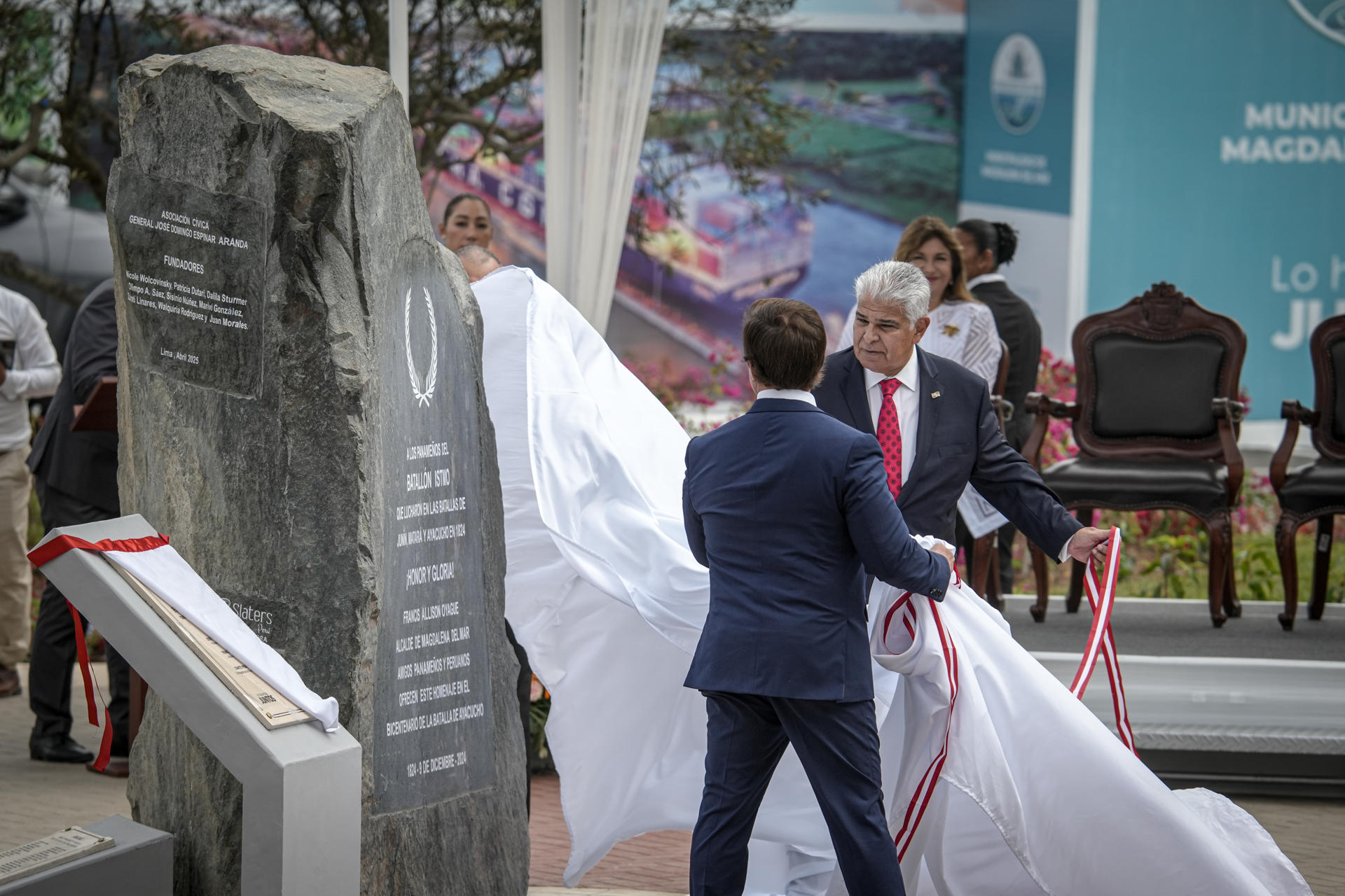 El presidente de Panamá José Raúl Mulino (cd) acompañado del alcalde Francis Allison (ci), participa en un acto este sábado en el distrito de Magadalena del Mar (Perú). EFE/ John Reyes Mejia