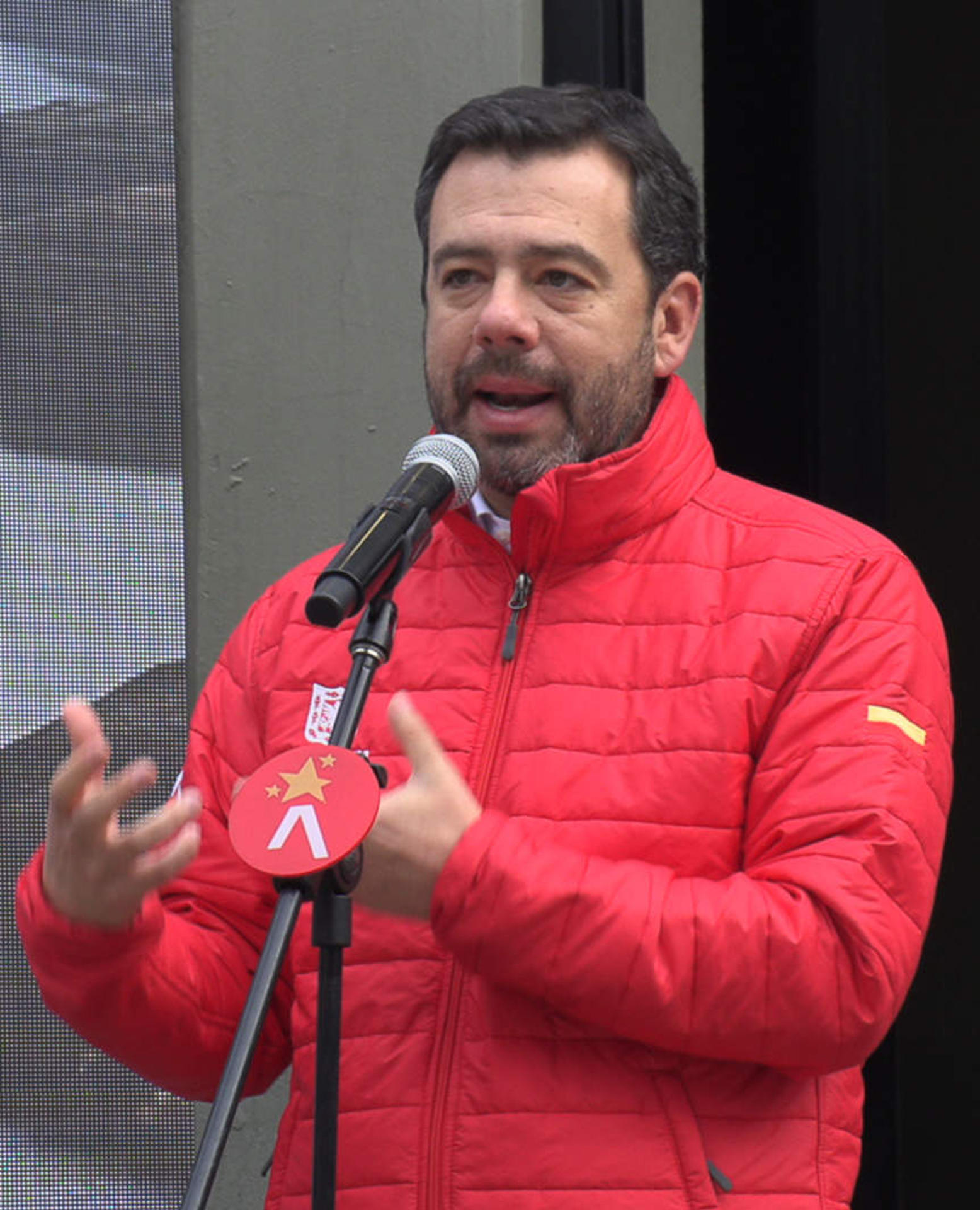 El alcalde de Bogotá, Carlos Fernando Galán, habla durante una rueda de prensa este viernes, en Bogotá (Colombia). EFE/Juan Diego López