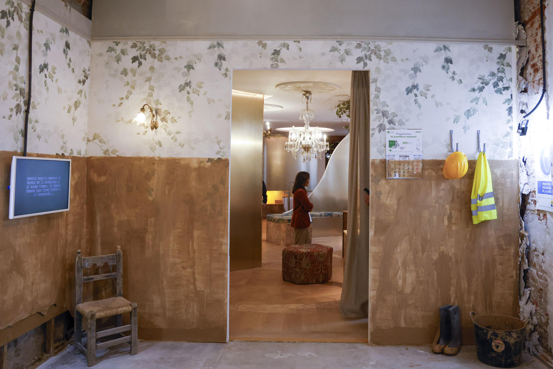 Casa Decor abre sus puertas para descubrir los 57 espacios que forman parte de la edición 2025, propuestas de interiorismo actuales en un inmueble construido a finales del XIX. En la imagen, habitación que forma parte del un proyecto de pasado, presente y futuro, en el que el pasado es la dana, el presente la reconstrucción y el futuro de como les gustaría que quedara. EFE/ Blanca Millez