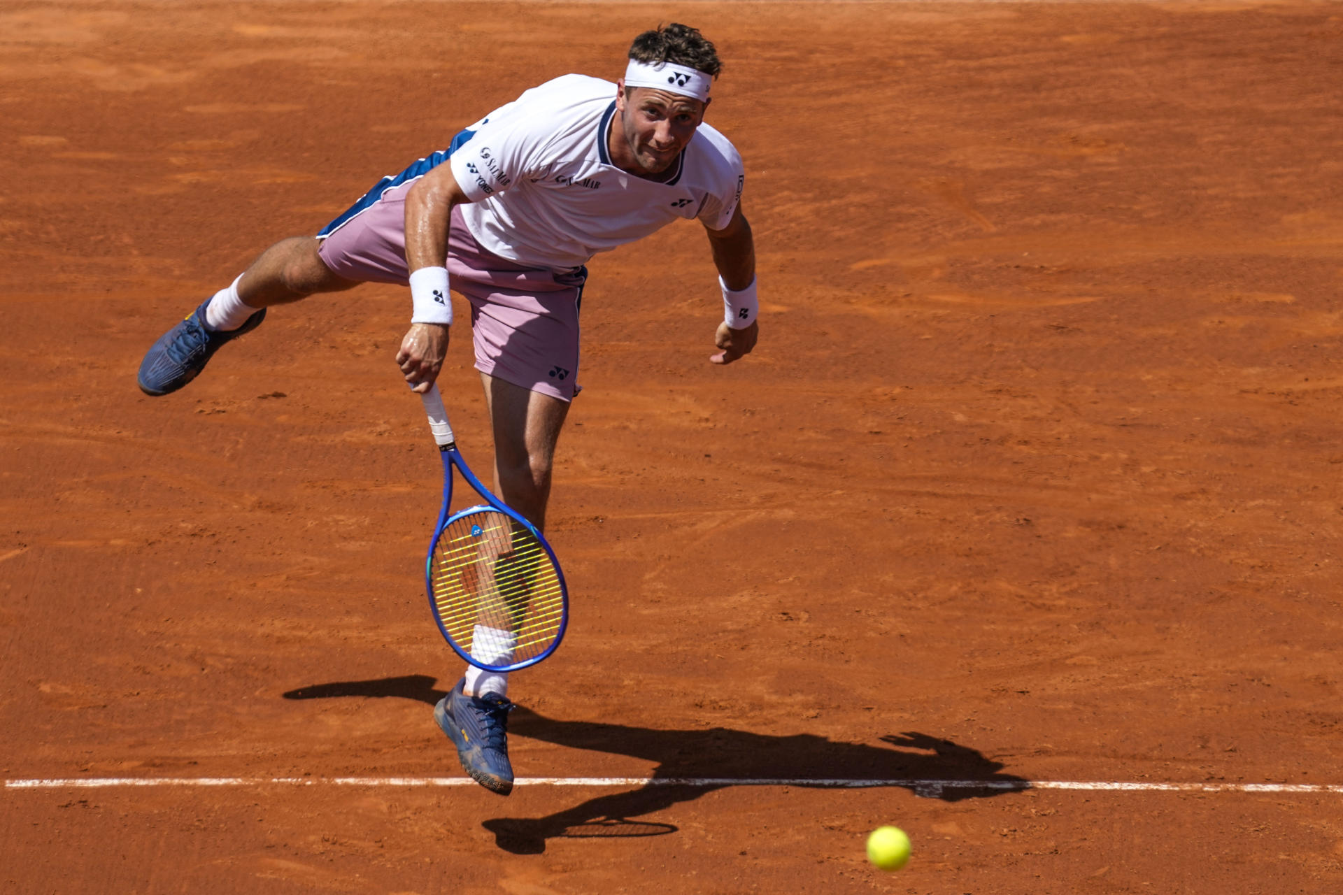 El tenista noruego Casper Ruud durante el partido de cuartos de final del Barcelona Open Banc Sabadell-Trofeo Conde de Godó disputado ante el danés, Holger Rune, este viernes en Barcelona. EFE/ Enric Fontcuberta