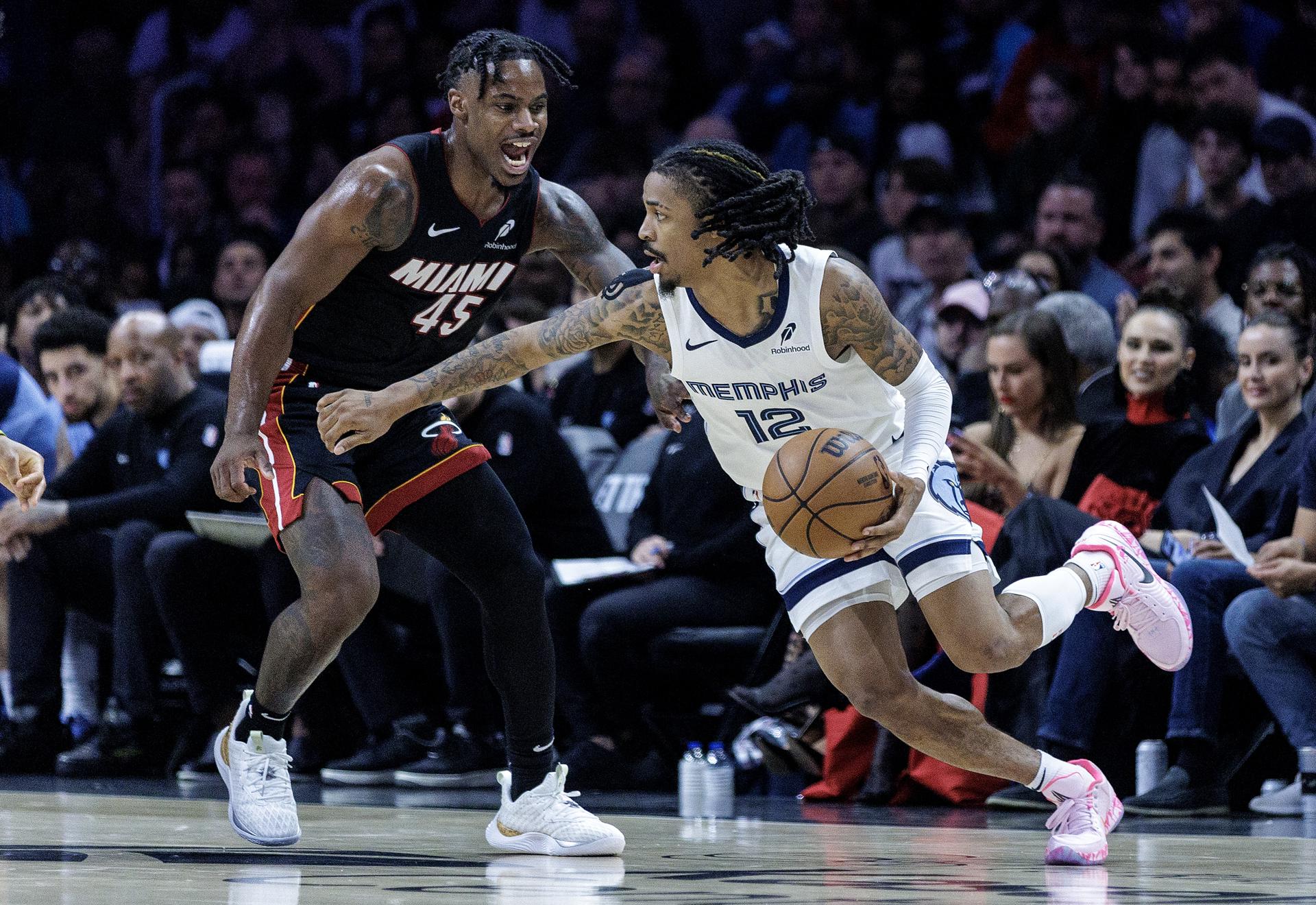 Ja Morant (d), de los Memphis Grizzlies, en acción durante un partido de la NBA ante los Miami Heat. EFE/EPA/CRISTOBAL HERRERA-ULASHKEVICH SHUTTERSTOCK OUT