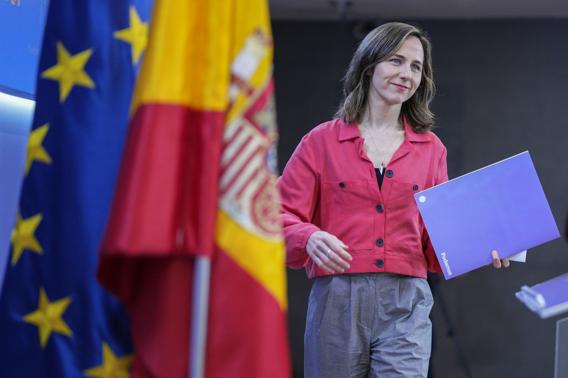 La secretaria general de Podemos, Ione Bellarra, ofrece una rueda de prensa este viernes, en el Congreso de los Diputados, en Madrid. EFE/ Borja Sánchez-Trillo