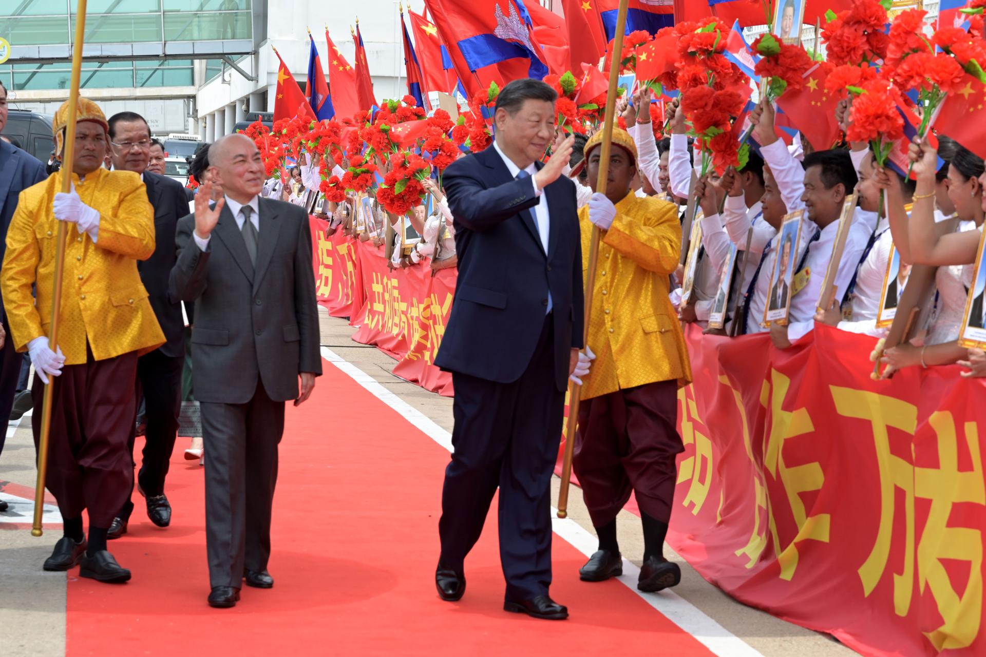 FOTODELDÍA - PHNOM PENH (Camboya), 17/04/2025.- Una foto proporcionada por la Agencia Kampuchea Press (AKP) muestra al presidente chino, Xi Jinping (centro-derecha) y al rey camboyano, Norodom Sihamoni (centro-izquierda), saludando a los asistentes durante una ceremonia de bienvenida en el Aeropuerto Internacional de Phnom Penh, Camboya, el 17 de abril de 2025. Xi se encuentra en Camboya para una visita de Estado de dos días, del 17 al 18 de abril de 2025. (Camboya). EFE/Agence Kampuchea Press (AKP) / HANDOUT HANDOUT EDITORIAL USE ONLY/NO SALES
