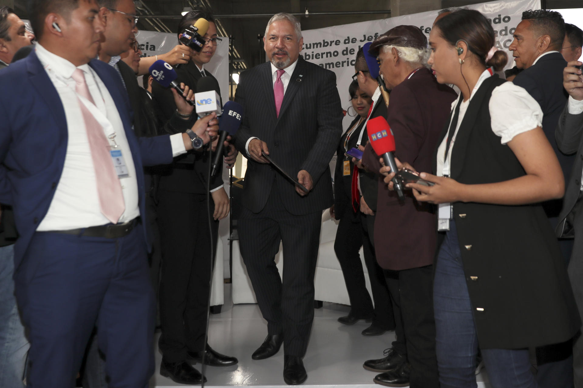 El canciller de Relaciones Exteriores de Honduras, Enrique Reina (c), a su salida, el pasado 8 de abril, de una rueda de prensa, en el Banco Central de Honduras, en Tegucigalpa. EFE/Gustavo Amador