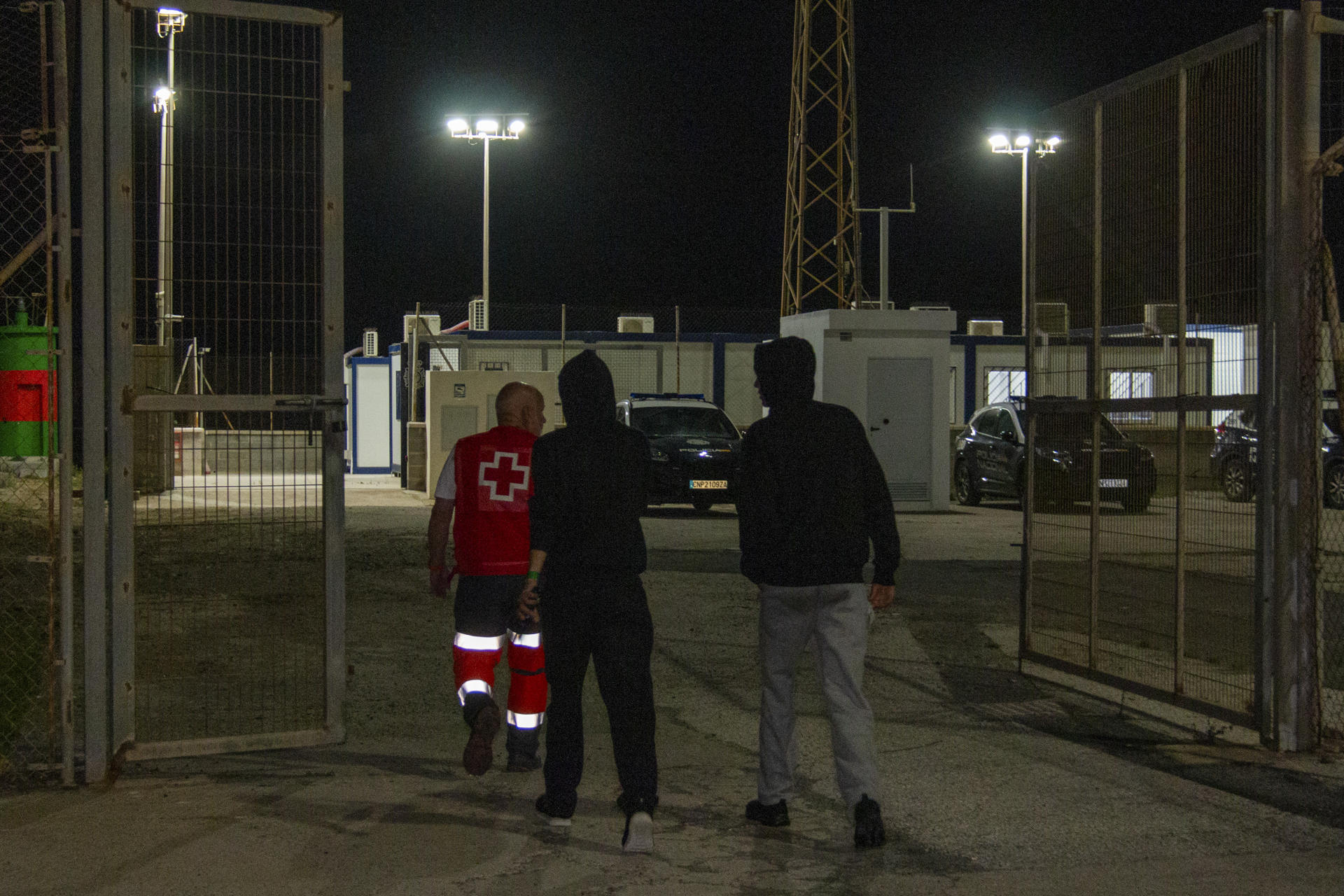 La Guardia Civil ha detenido este miércoles en una playa de Gualchos-Castell de Ferro (Granada) a 17 personas de origen magrebi, entre las que podría haber al menos 5 menores, que llegaron a la costa tras viajar en una embarcación neumática de alta potencia. EFE / Alba Feixas