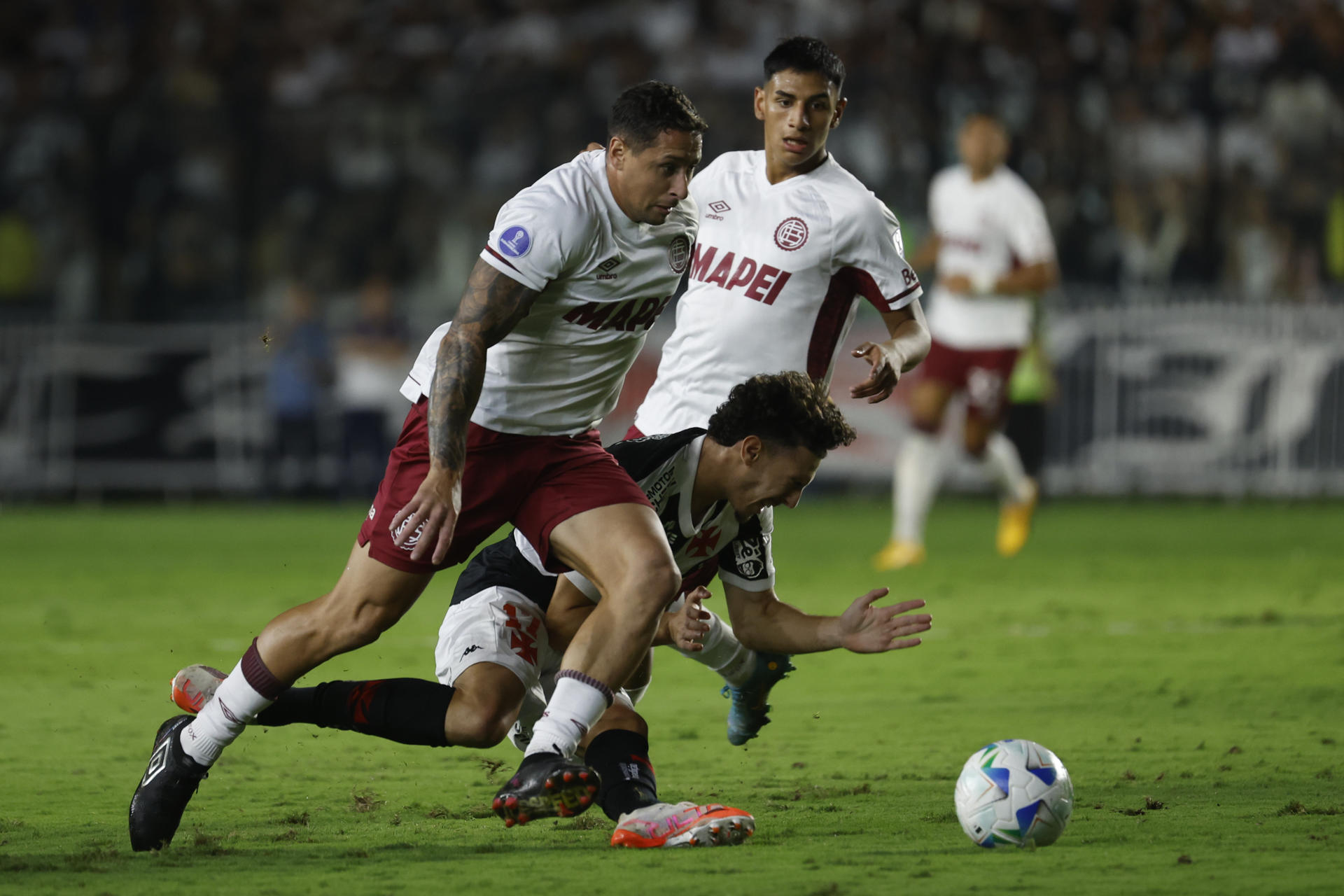 Nuno Moreira (abajo) de Vasco da Gama disputa el balón con Armando Méndez de Lanús en un partido de la fase de grupos de la Copa Sudamericana. EFE/ Antonio Lacerda