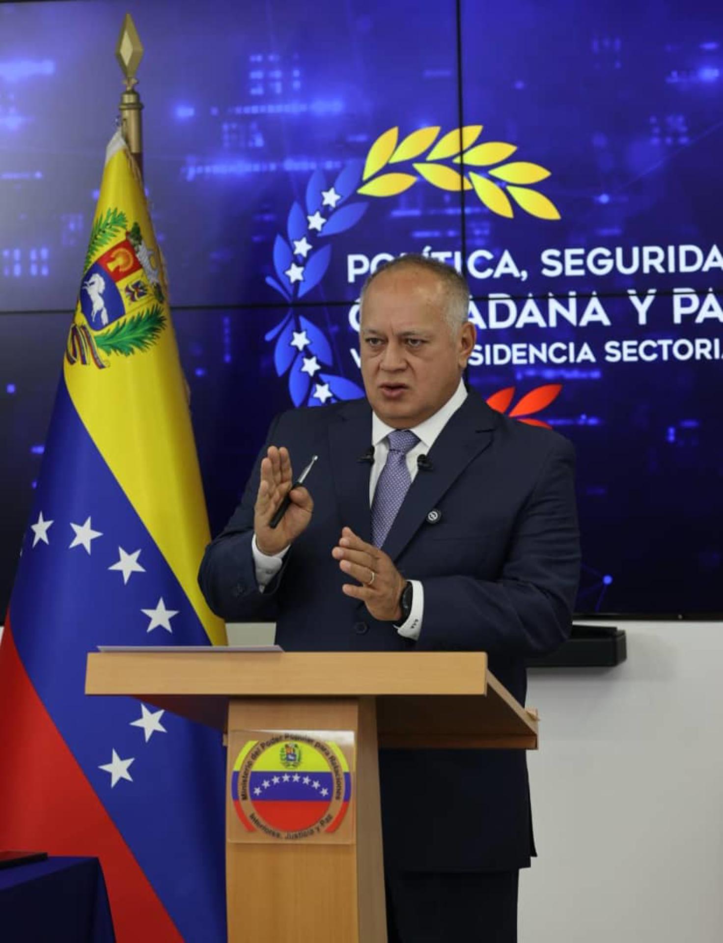 Fotografía cedida por Prensa del Ministerio de Interior, Justicia y Paz, donde se observa al titular de este ministerio, Diosdado Cabello, hablando durante unas declaraciones, en Caracas (Venezuela). EFE/ Ministerio de Interior, Justicia y Paz
