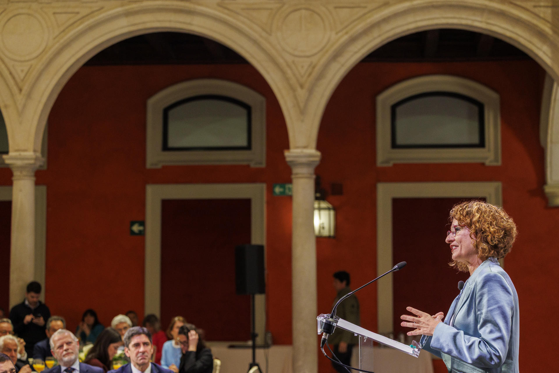 La vicepresidenta primera del Gobierno y ministra de Hacienda, María Jesús Montero, durante su intervención hoy miércoles en la Fundación Cajasol en Sevilla, donde ha participado en un encuentro informativo organizado por El Correo de Andalucía, decano de la prensa sevillana. EFE/ Julio Muñoz