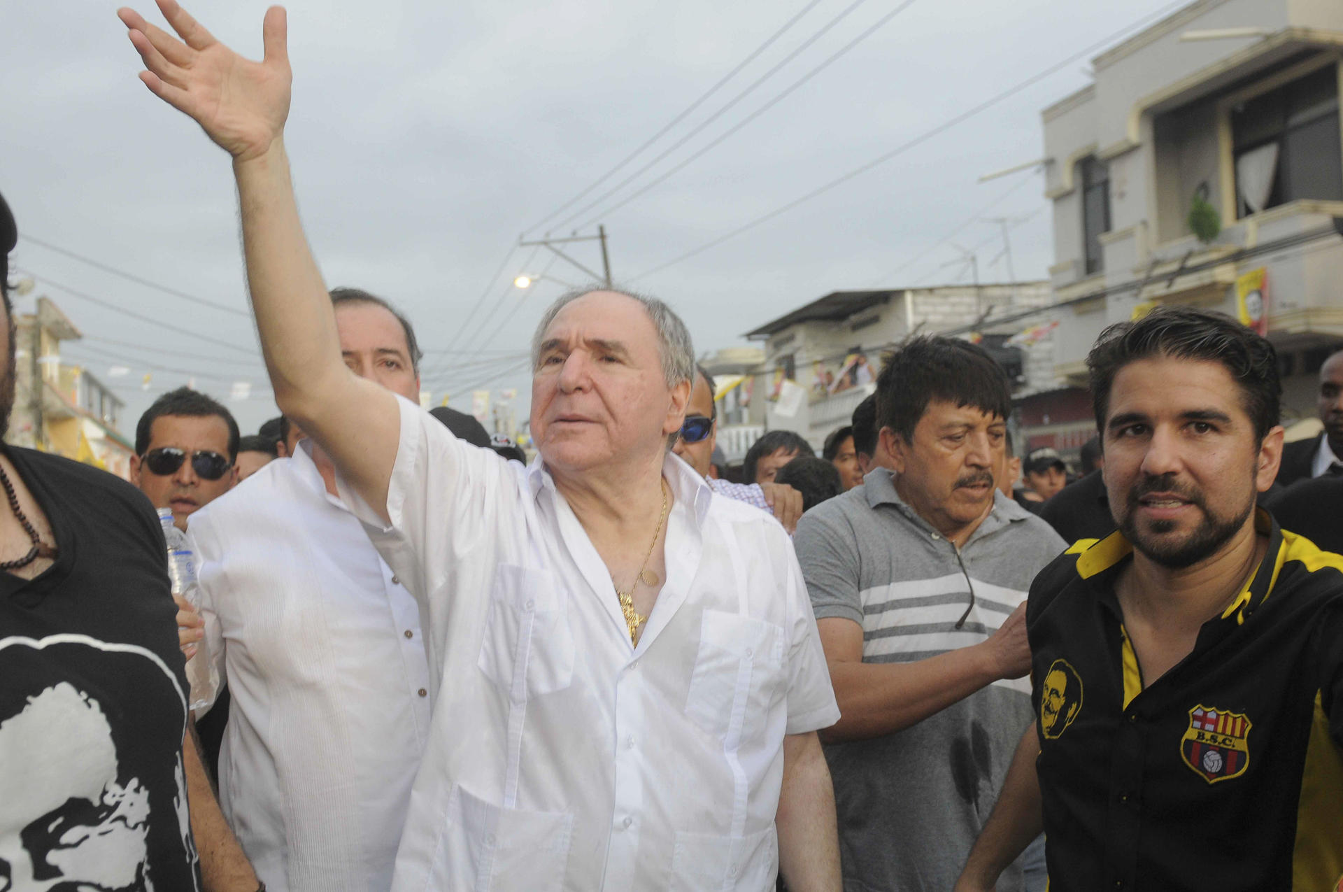 El expresidente ecuatoriano Abdalá Bucaram (c), el sábado 17 de junio de 2017, durante una marcha en Guayaquil (Ecuador). EFE/Jaime Echeverria