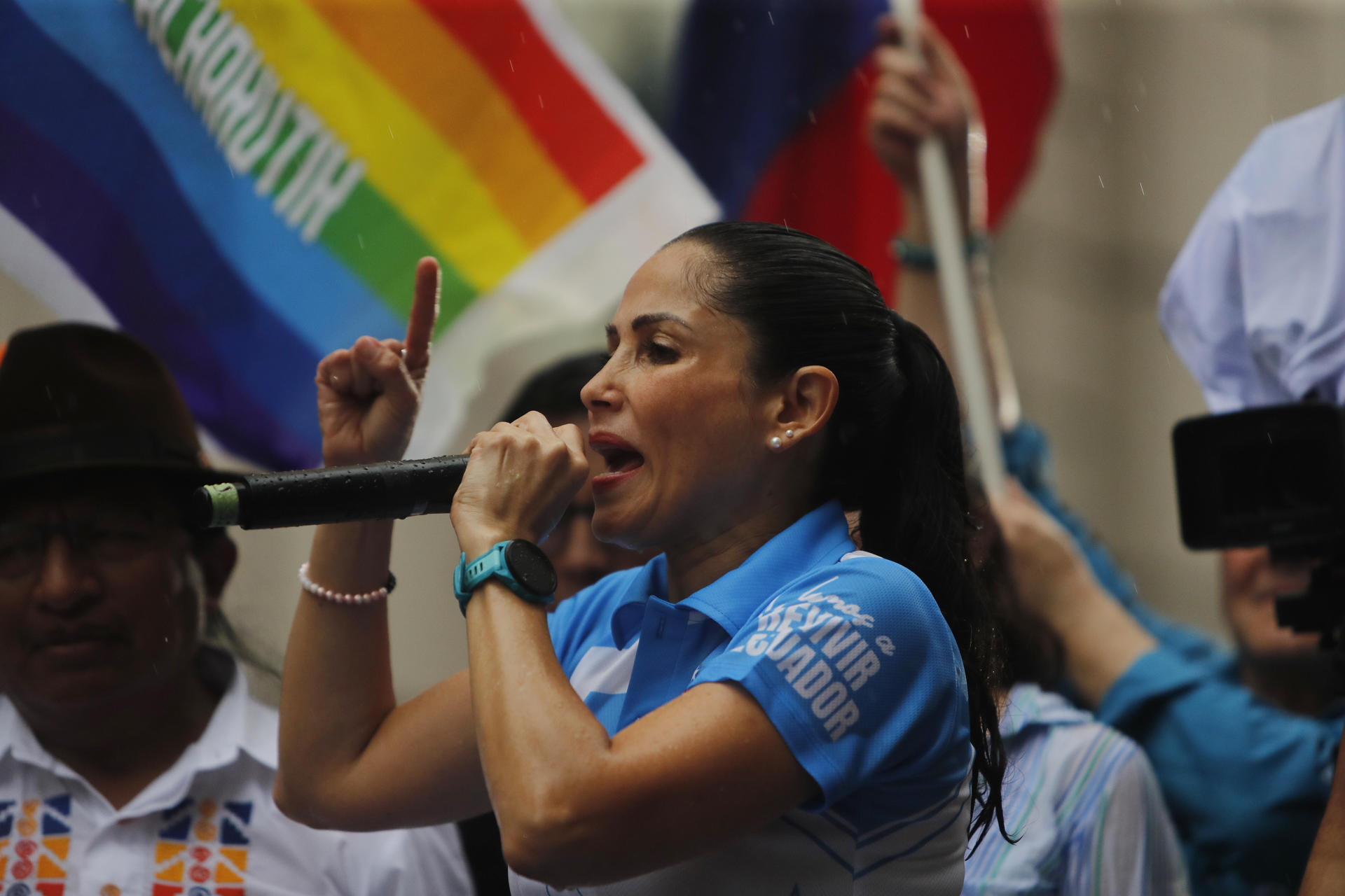 La candidata a la Presidencia de Ecuador Luisa González pronuncia un discurso este jueves, en el cierre de su campaña en Guayaquil (Ecuador). EFE/ Carlos Durán Araújo
