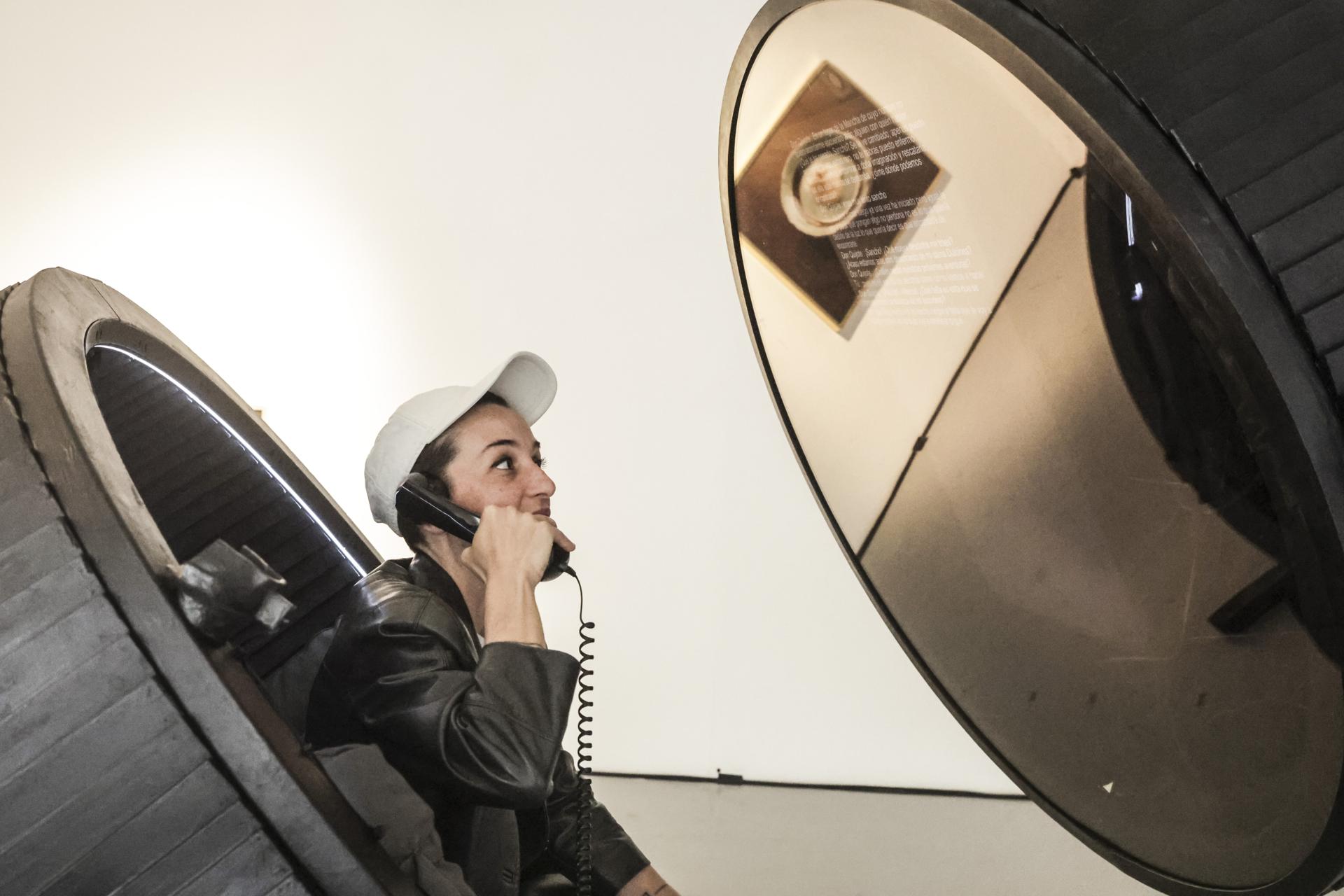 La artista española Rocío Berenguer posa con su instalación Bot*phone durante la inauguración de la exposición colectiva 'Aquí y ahora' en el Instituto Cervantes de París, Francia, el 22 de abril de 2025. EFE/EPA/TERESA SUAREZ
