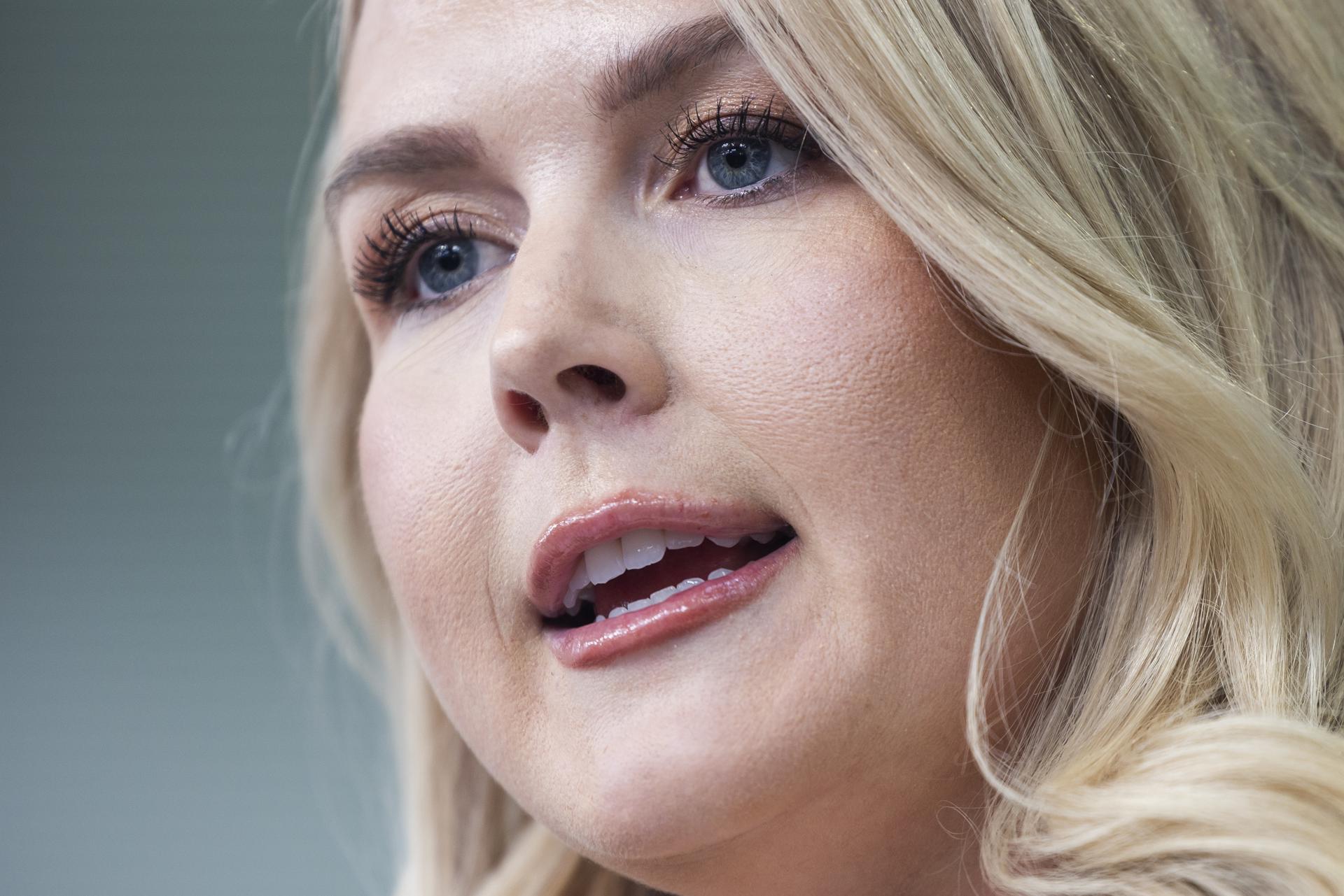 La Secretaria de Prensa de la Casa Blanca, Karoline Leavitt, habla con los reporteros durante una rueda de prensa, en la Casa Blanca en Washington, DC, EE.UU., el 8 de abril de 2025. EFE/JIM LO SCALZO