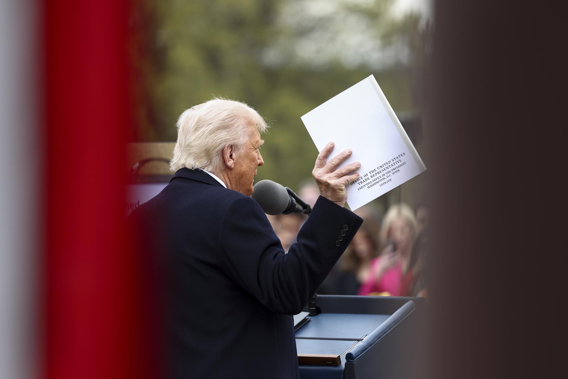 El presidente de EE.UU., Donald Trump, sostiene un documento de la Oficina del Representante Comercial de los Estados Unidos mientras anuncia aranceles recíprocos contra los socios comerciales de EE.UU. en el Jardín de Rosas de la Casa Blanca en Washington, DC. EFE/JIM LO SCALZO