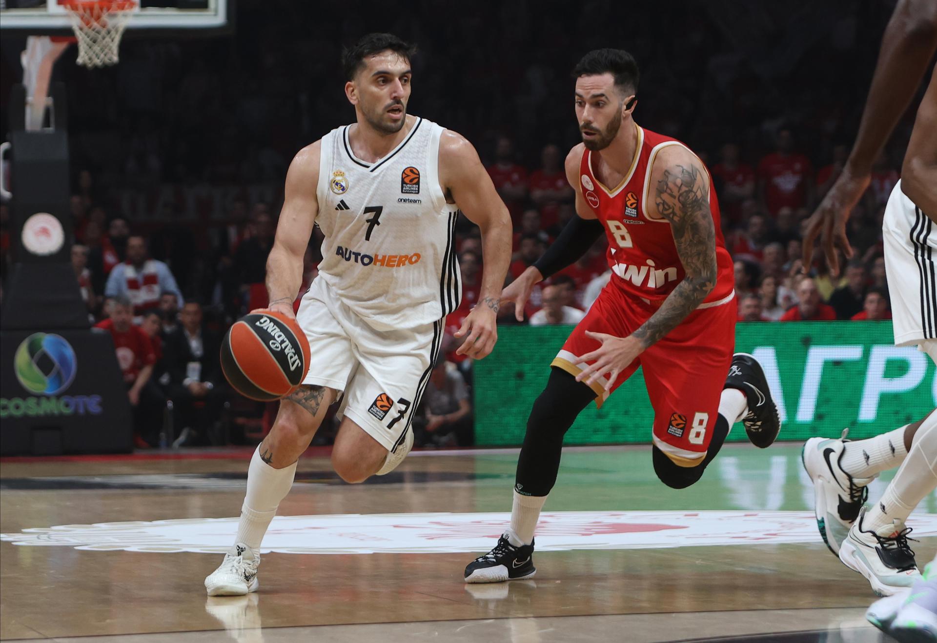 El jugador argentino de Olympiacos Luca Vildoza (d) en acción defensiva ante su compatriota Facu Campazzo durante el partido de la Euroliga jugado en El Pireo, Atenas EFE/EPA/PETE ANDREOU