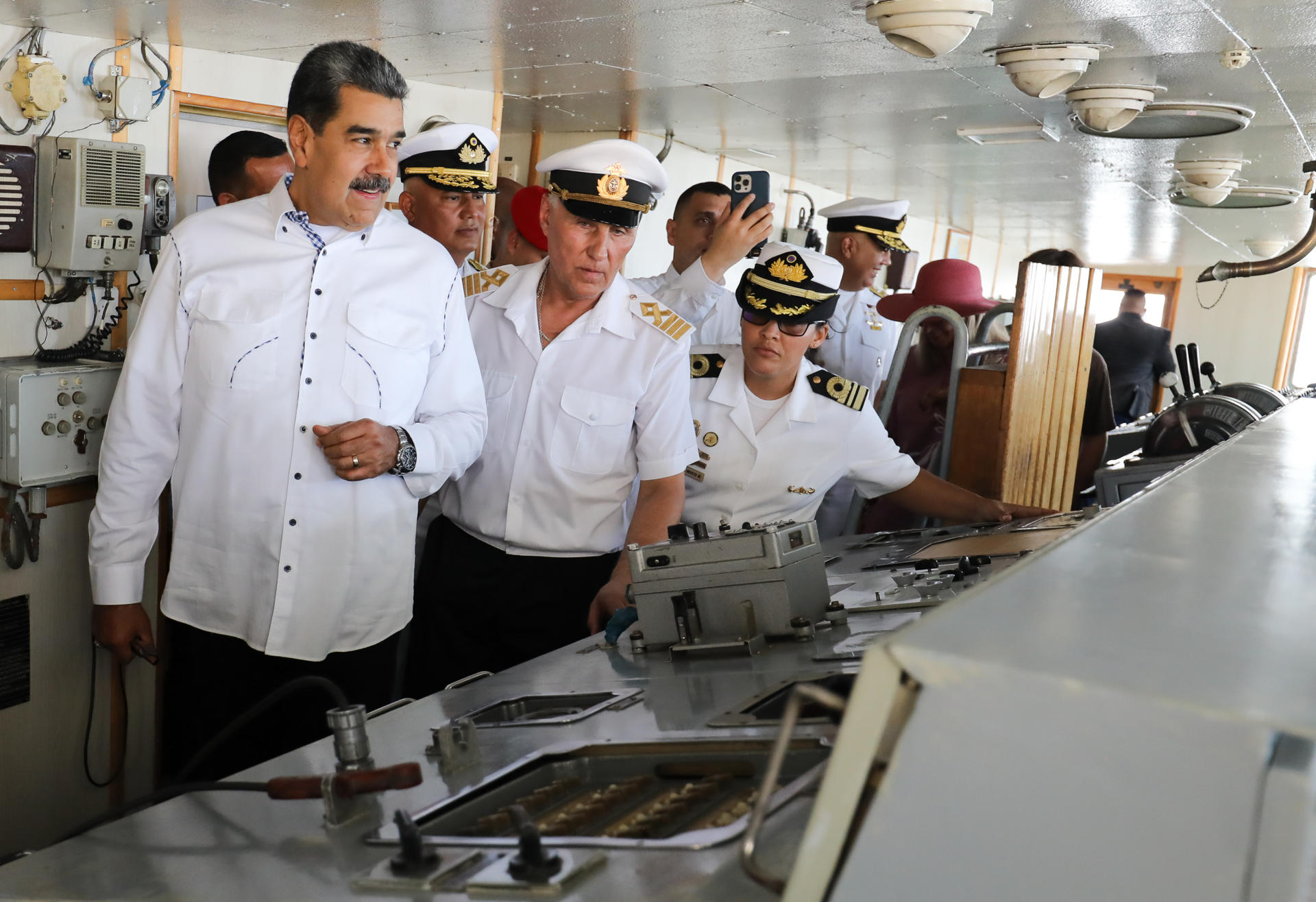 Fotografía cedida este domingo, 13 de abril, por Palacio de Miraflores en la que aparece el mandatario Nicolas Maduro (i), al recorrer el buque científico ruso 'Admiral Vladimirsky', en La Guaira (Venezuela). EFE/Zurimac Campos