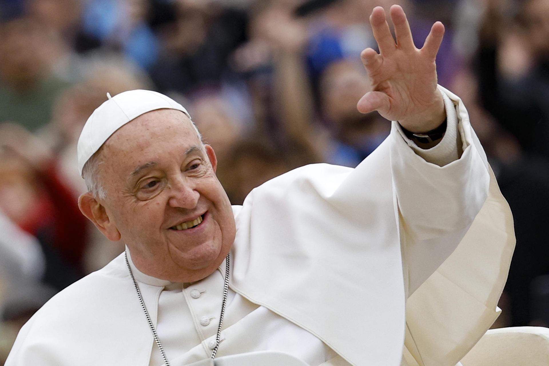 Fotografía de archivo del pasado 20 de noviembre de 2024 que muestra al papa Francisco durante una audiencia general en la Plaza de San Pedro en el Vaticano. EFE/ Fabio Frustaci