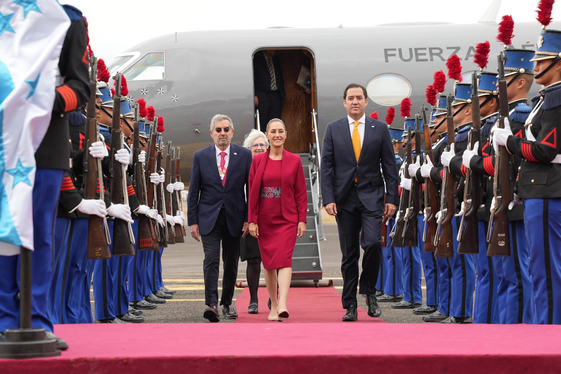 Fotografía cedida este miércoles por la Presidencia de México que muestra a la presidenta, Claudia Sheinbaum, a su llegada a Honduras para participar en la IX Cumbre de la Comunidad de Estados Latinoamericanos y Caribeños (CELAC). EFE/Presidencia de México