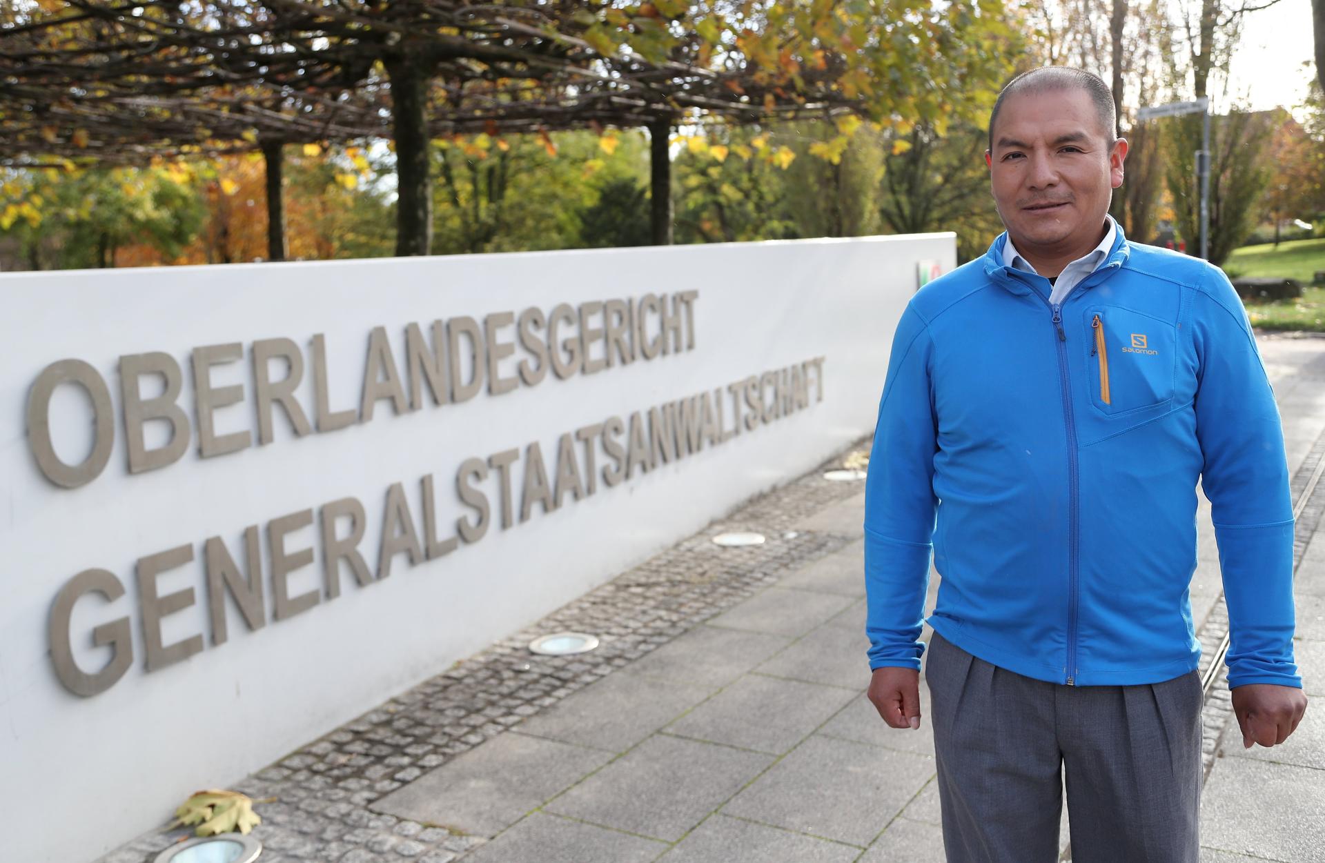 El peruano Saúl Luciano Lliuya espera durante el juicio en la Audiencia Territoriall de Hamm (Alemania), en una fotografía de archivo. EFE/ Friedemann Vogel