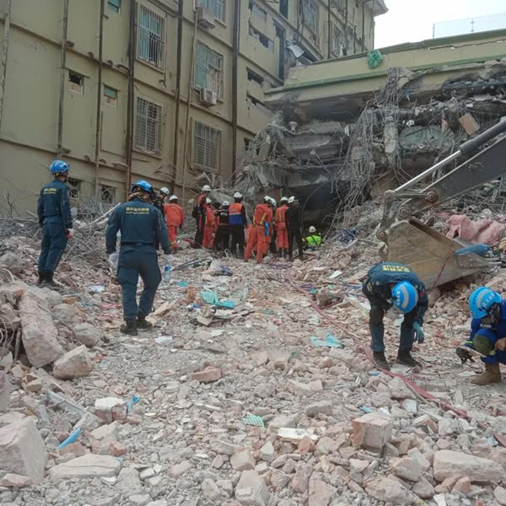 Los equipos de bomberos recuperaron varios cadáveres de entre escombros de un popular hotel de la ciudad de Mandalay, una de las más afectadas por el terremoto de magnitud 7,7 que azotó hace diez días la región centro-norte de Birmania. Las copiosas lluvias que registra la región central de Birmania (Myanmar) dificultan este lunes las operaciones de emergencia cuando se cumplen diez días del terremoto de magnitud 7,7 que ha dejado más de 3.500 muertos. EFE/ Departamento De Bomberos De Birmania SOLO USO EDITORIAL/SOLO DISPONIBLE PARA ILUSTRAR LA NOTICIA QUE ACOMPAÑA (CRÉDITO OBLIGATORIO)