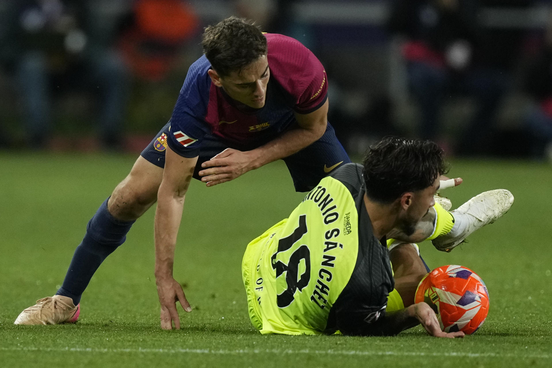El centrocampista del Mallorca, Antonio Sánchez (d), cae ante el centrocampista del FC Barcelona, Gavi, durante el partido de la jornada 33 de LaLiga que FC Barcelona y RCD Mallorca disputarons en el Estadi Olímpic Lluís Companys. EFE/Enric Fontcuberta
