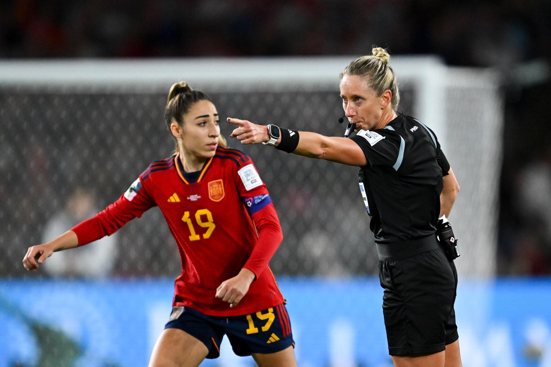 Tori Penso (d) señala penalti en presencia de la española Olga Carmona, durante la final del Mundial 2023 entre España e Inglaterra. EFE/EPA/DEAN LEWINS
