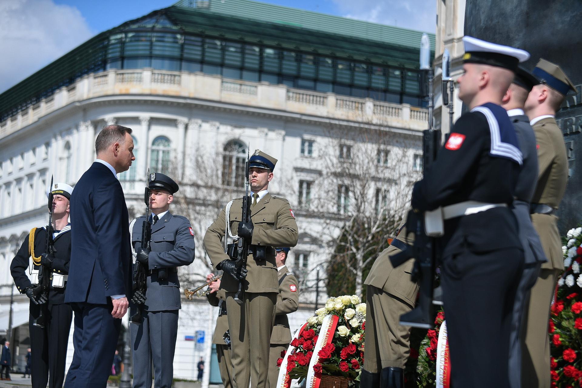 El presidente polaco, Andrzej Duda, deposita una ofrenda floral en el Monumento al ex presidente polaco Lech Kaczynski en la Plaza Pilsudski durante las ceremonias que conmemoran el 13º aniversario del accidente del avión presidencial cerca de Smolensk, en Varsovia, Polonia, el 10 de abril de 2023. 
EFE/EPA/Marcin Obara POLONIA FUERA