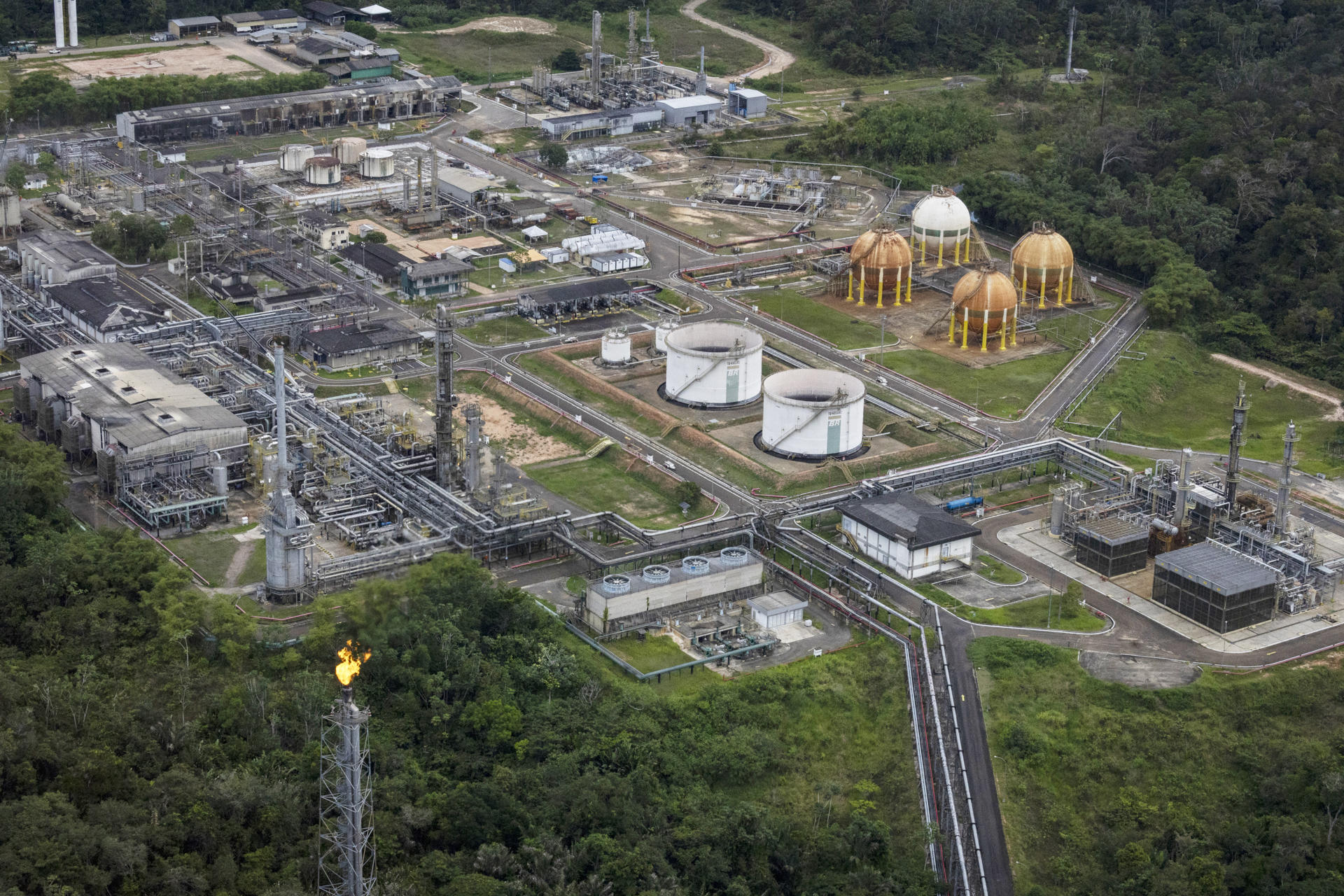 Fotografía de archivo de un vista aérea general del distrito petrolero de Urucú, en el estado de Amazonas (Brasil). EFE/Isaac Fontana
