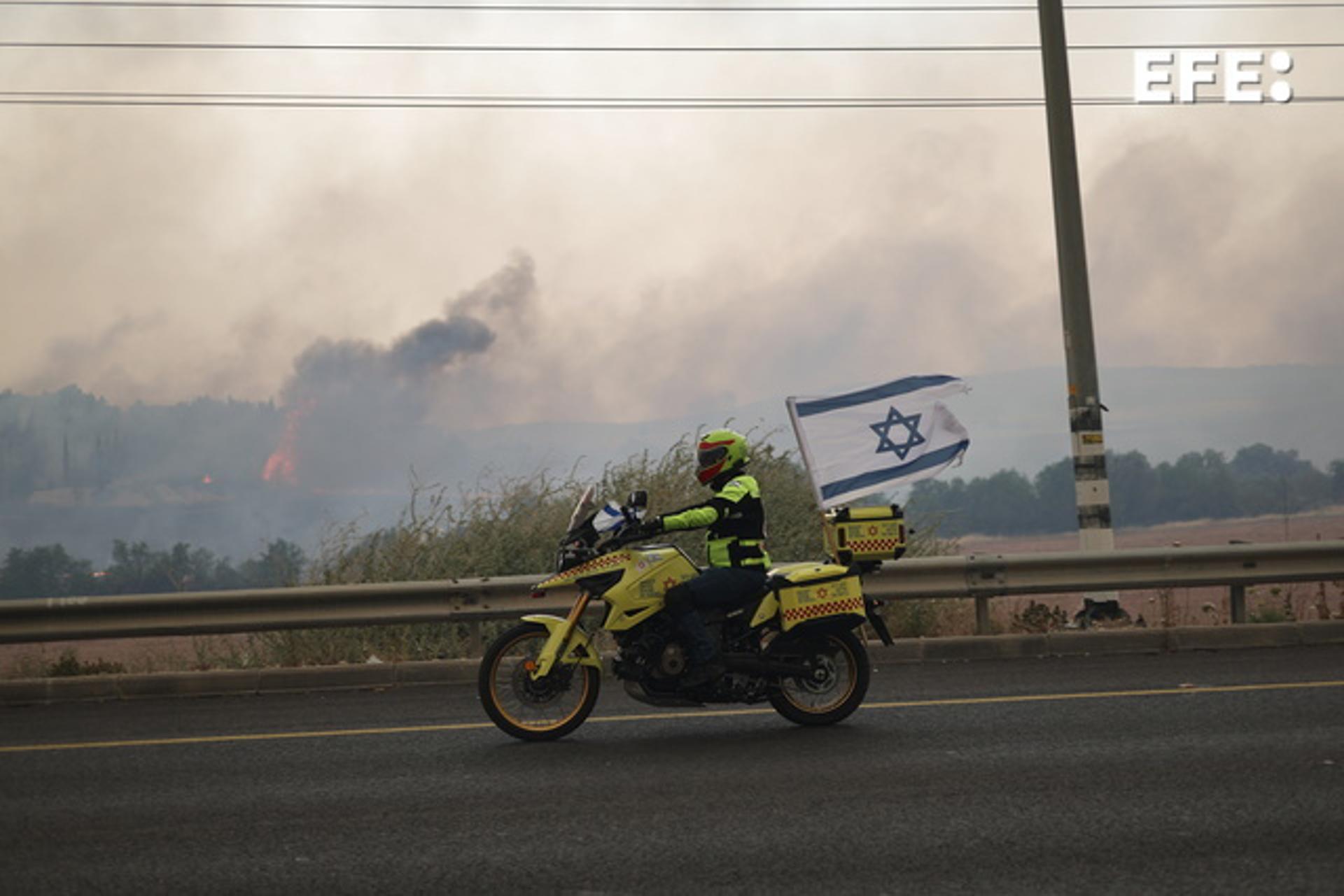 El ministro de Exteriores de Israel, Gideon Saar, llamó este miércoles a sus homólogos en 13 países, España entre ellos, para pedir asistencia aérea para luchar contra los incendios, fuera de control, que rodean a Jerusalén EFE/EPA/ATEF SAFADI