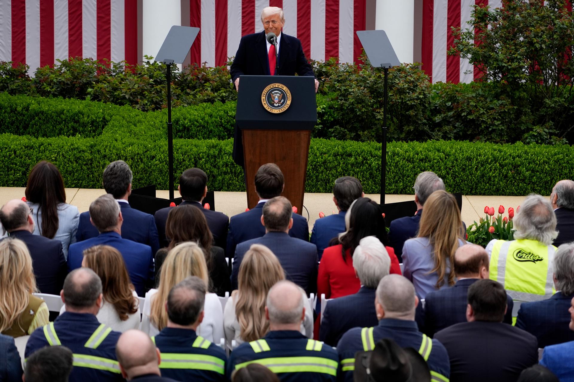 El presidente de Estados Unido, Donald Trump (c), al intervenir este miércoles, 2 de abril, durante el acto público en el que anunció la imposición de "aranceles recíprocos" a muchos países con los que EE.UU. sostiene relaciones comerciales, en la Rosaleda de la Casa Blanca, en Washington DC (EE.UU.). EFE/Kent Nishiura/Pool