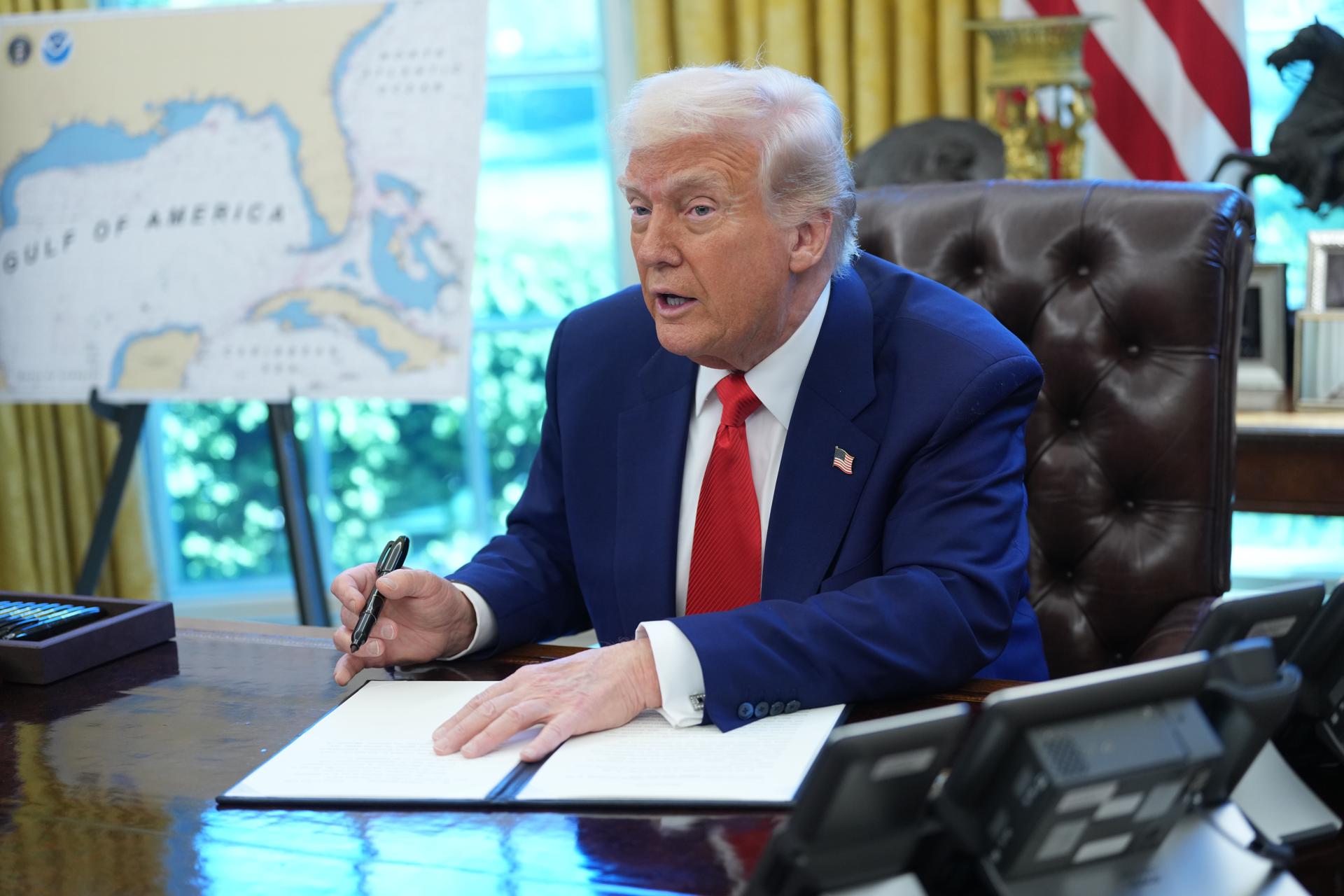 El presidente de EE. UU., Donald Trump, firma una serie de Órdenes Ejecutivas en la Oficina Oval de la Casa Blanca en Washington, DC, EE. UU., el 9 de abril de 2025. EFE/CHRIS KLEPONIS /POOL