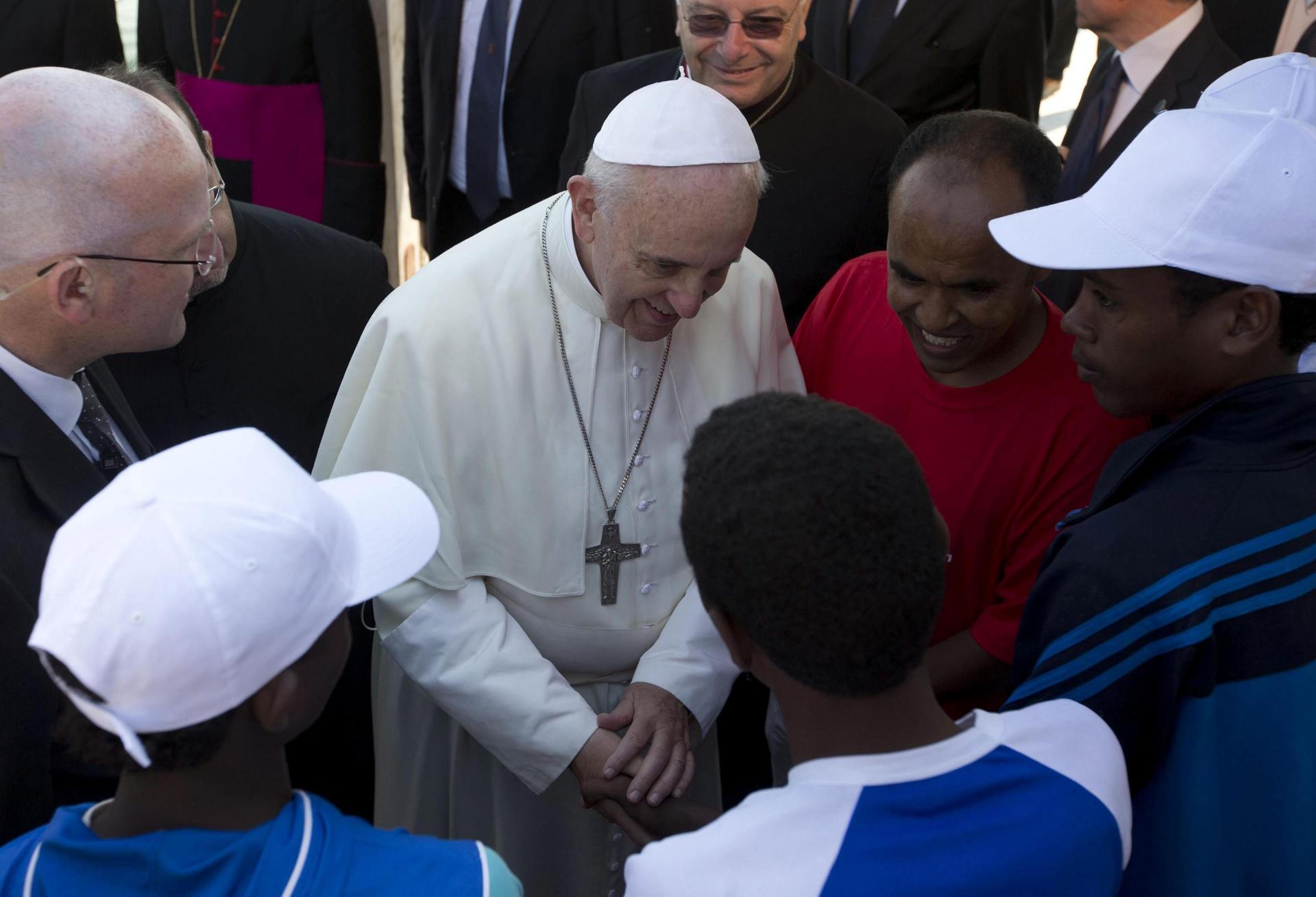 El papa Francisco conversa con un grupo de inmigrantes durante su visita a la isla de Lampedusa, Italia, en una imagen del 8 de julio de 2013. EFE/ALESSANDRA TARANTINO / POOL