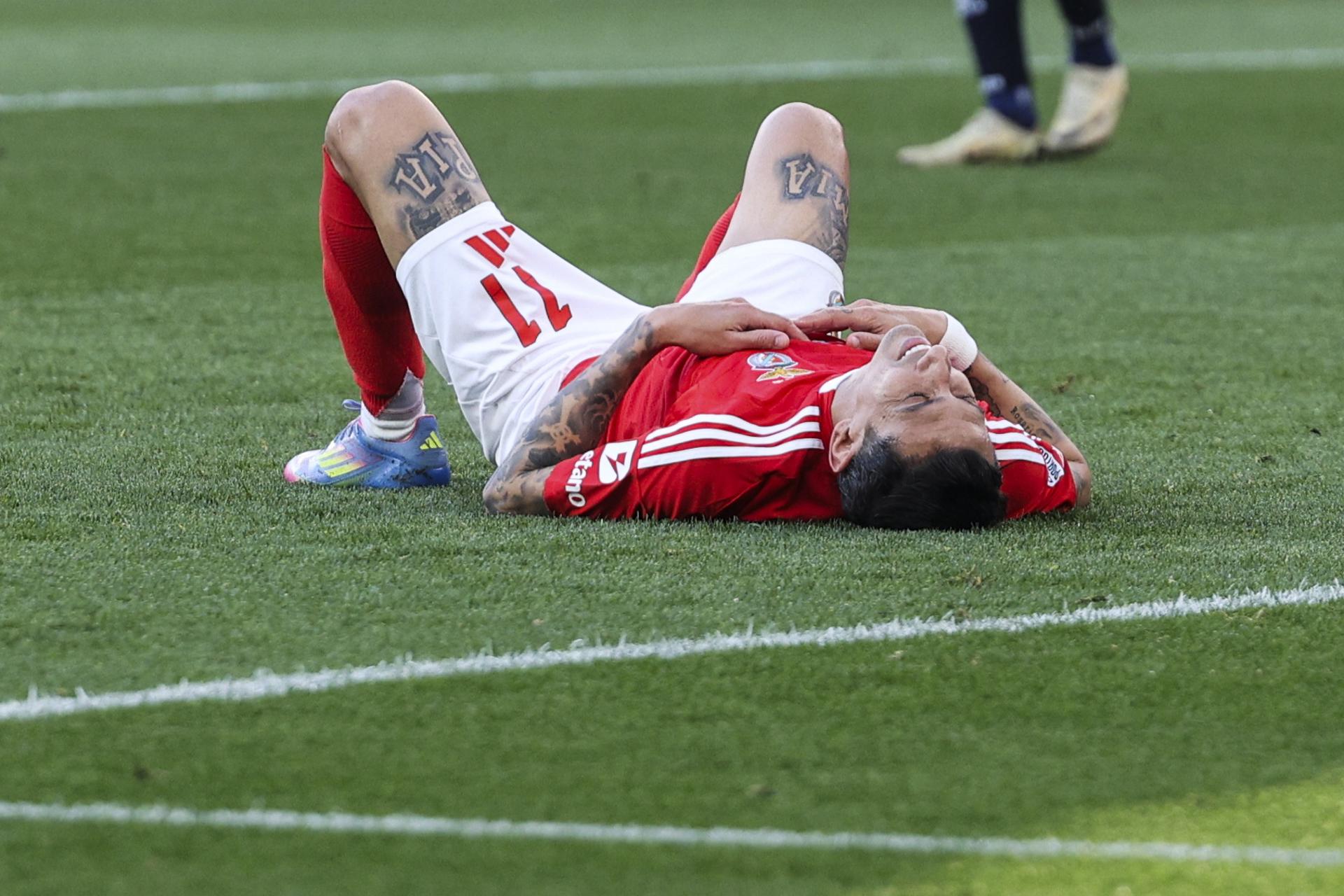 El jugador del Benfica Angel Di Maria se lamenta tras dejar escapar su equipo una gran oportunidad ante el FC Arouca en Lisboa, Portugal. EFE/EPA/MIGUEL A. LOPES