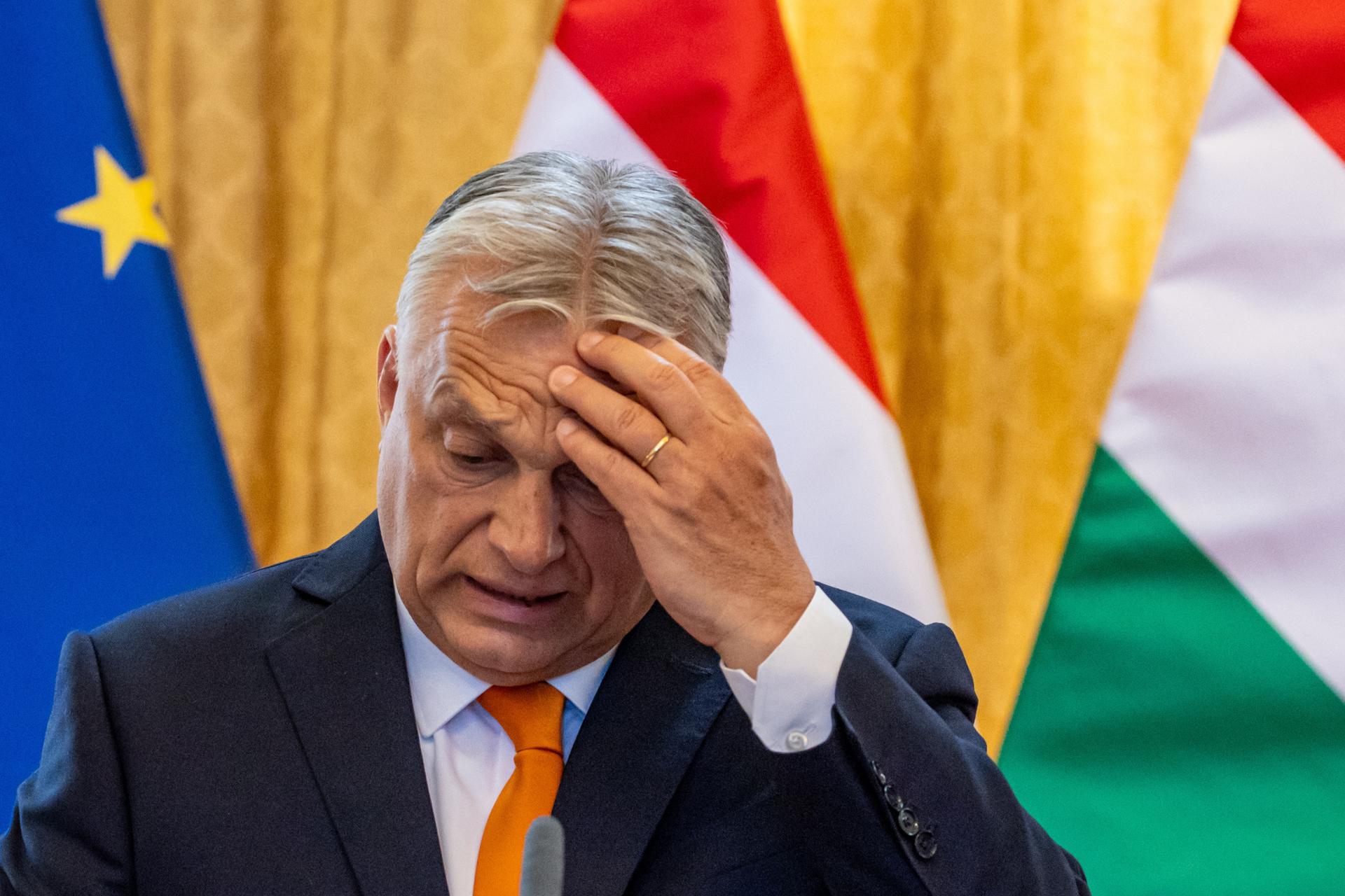 El primer ministro húngaro Viktor Orban se dirige a una conferencia de prensa conjunta tras una reunión con el primer ministro eslovaco en Bratislava, Eslovaquia, el 28 de abril de 2025. (Hungría, Eslovaquia) EFE/EPA/MARTIN DIVISEK