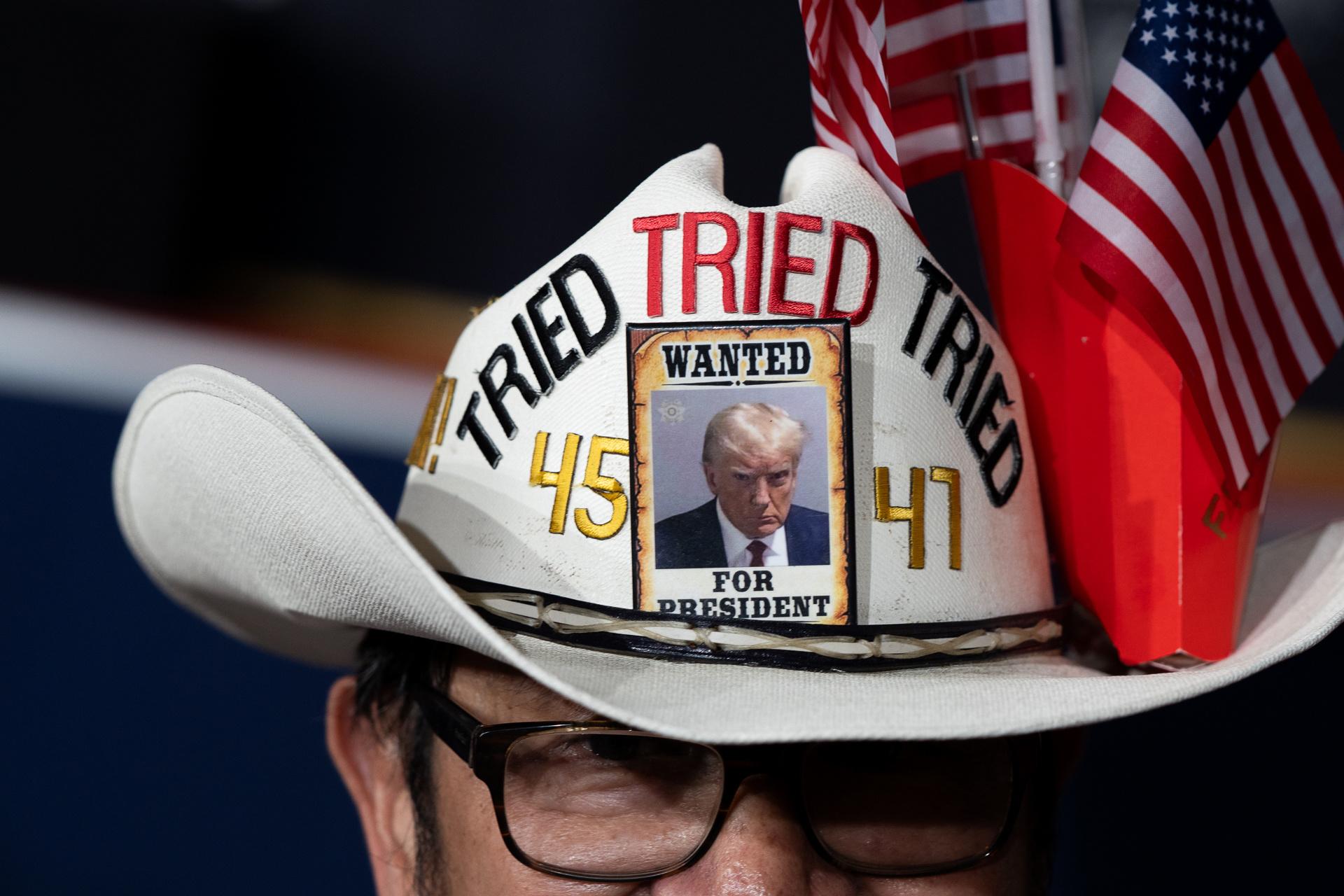 Detalle de un sombrero de un seguidor del presidente de Estados Unidos, Donald Trump, durante un evento para celebrar los primeros 100 días de su segunda administración, en Warren (Michigan, EE.UU.). EFE/Dieu-Nalio Chery