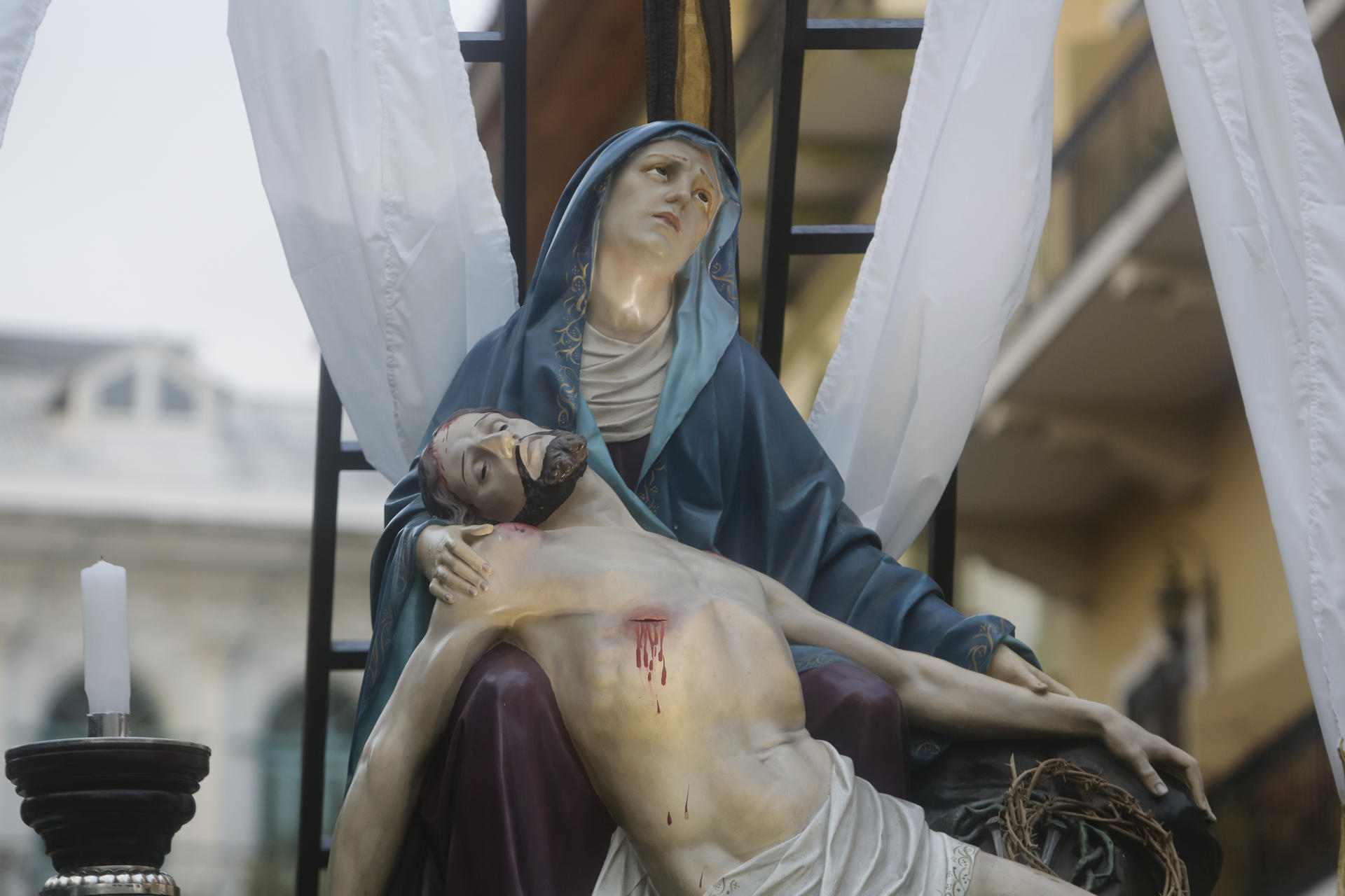 Centenares de feligreses se concentraron en el colonial Casco Antiguo de Ciudad de Panamá, para caminar en procesión junto a un Jesucristo sin vida sobre la losa del sepulcro. EFE/ Carlos Lemos