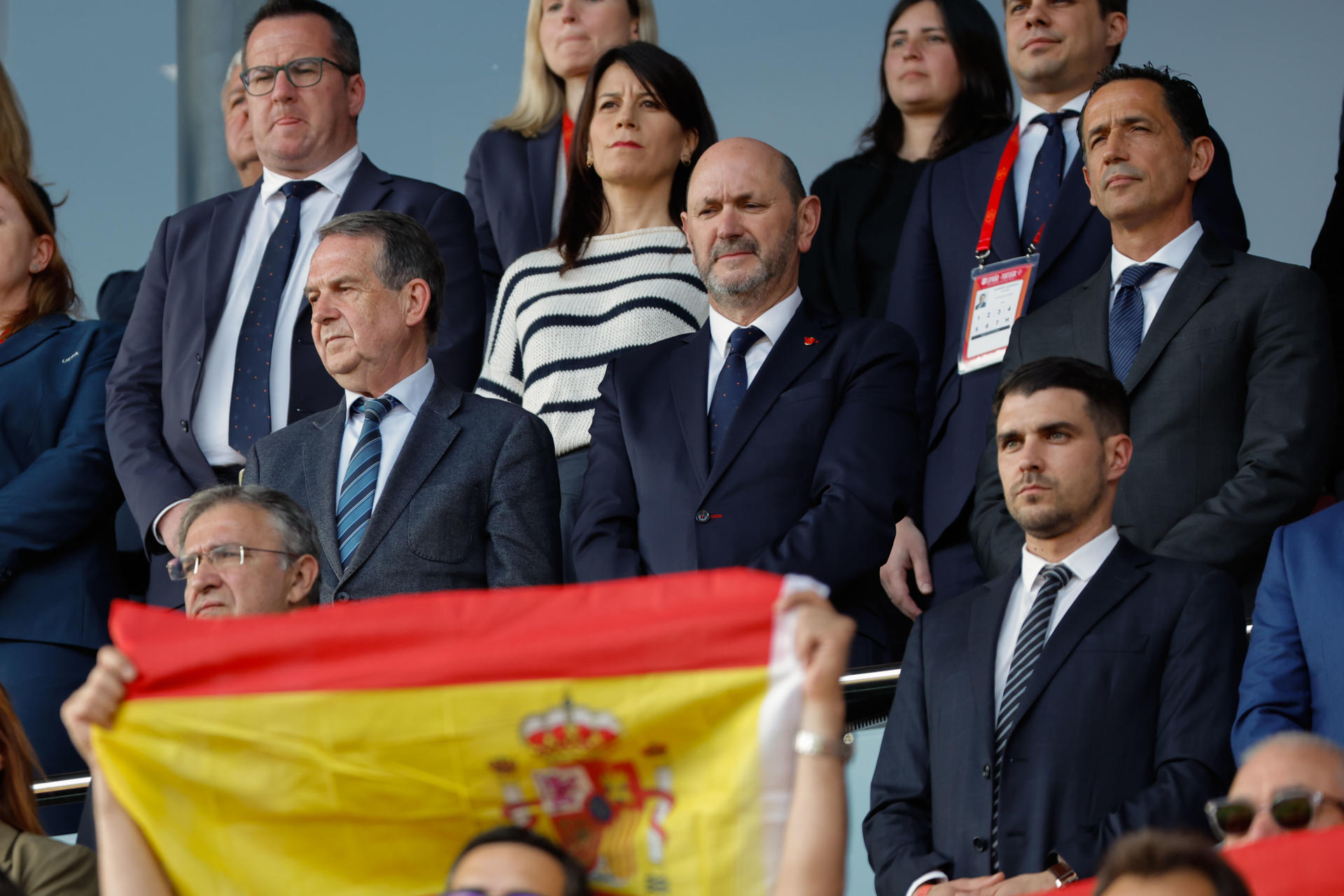 El alcalde de Vigo, Abel Caballero (i), y el presidente de la RFEF, Rafael Louzán (c), asisten este martes, al partido de la jornada 4 del Grupo C de la Liga de Naciones Femenina UEFA, entre España y Portugal, en el estadio Abanca Balaídos de Vigo (Galicia). EFE/ Lavandeira Jr