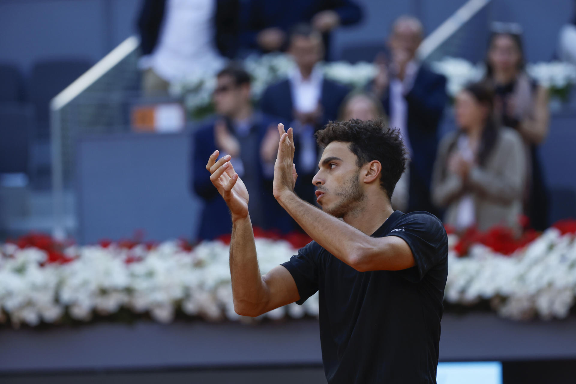 El tenista argentino Francisco Cerundolo celebra su victoria ante el alemán Alexander Zverev en el partido de octavos de final Individual Masculina del Mutua Madrid Open este martes en la Caja Mágica en Madrid. EFE/ Juanjo Martín
