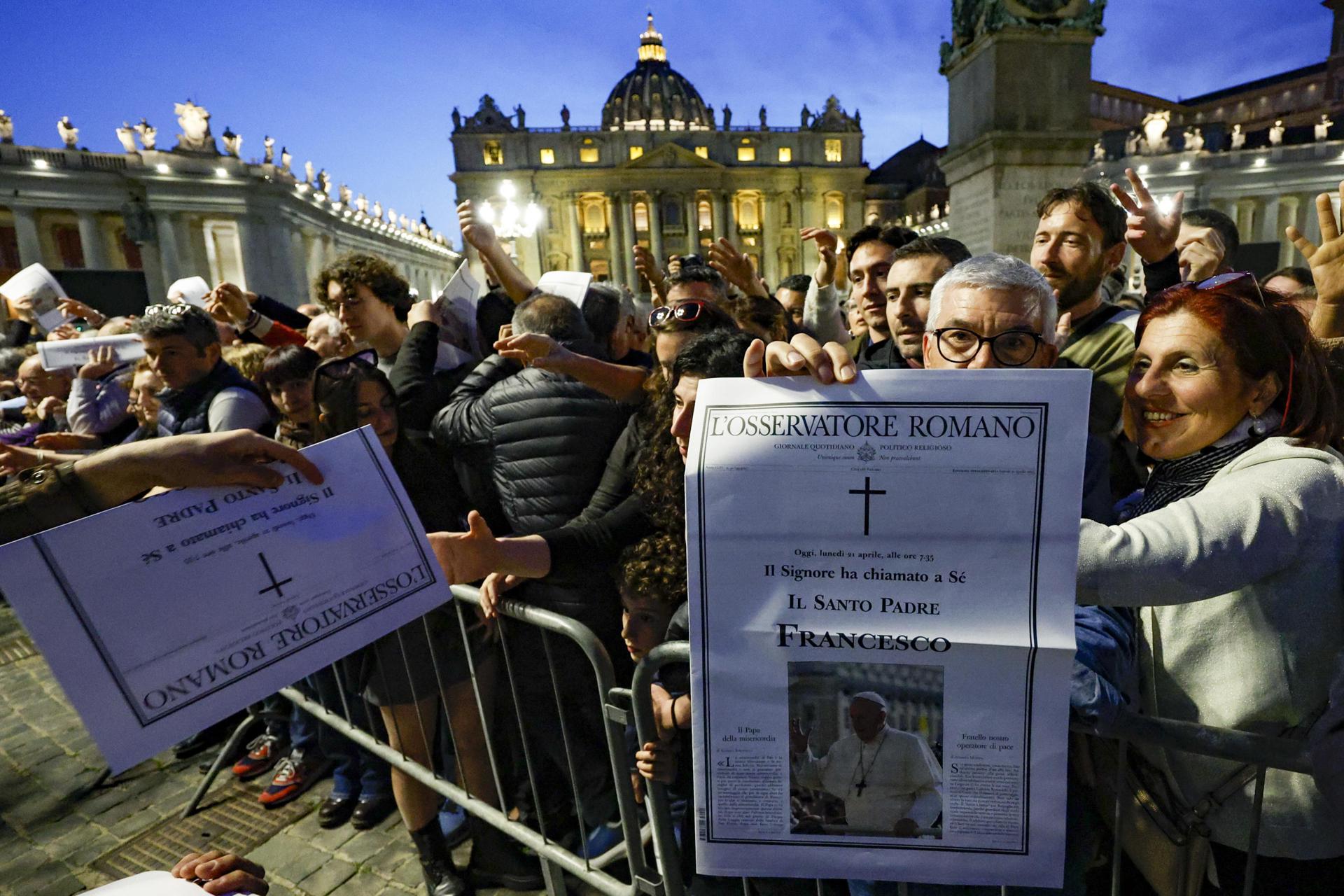 Las personas toman una copia de una edición especial del periódico del Vaticano L'Osservatore Romano que anuncia la muerte del Papa Francisco en la Plaza de San Pedro, el Vaticano, 21 de abril de 2025. El Papa Francisco falleció el 21 de abril de 2025 a la edad de 88 años, según la Santa Sede. Nacido Jorge Mario Bergoglio en Buenos Aires, Argentina, el 17 de diciembre de 1936, fue nombrado líder de la Iglesia Católica el 13 de marzo de 2013, sucediendo al Pontífice Emérito Benedicto XVI. (Papa, Santa Sede) EFE/EPA/FABIO FRUSTACI