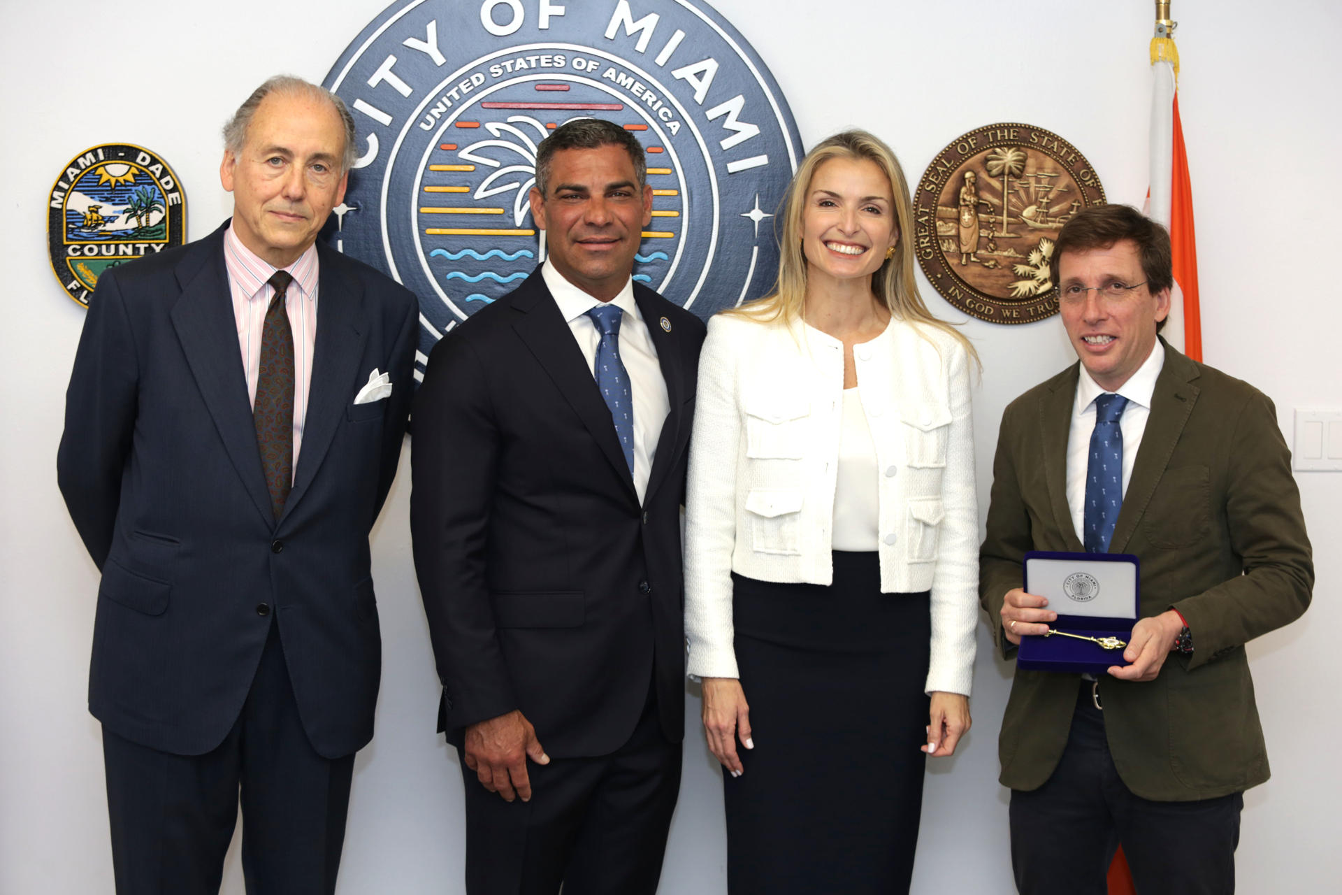 El alcalde de Madrid, José Luis Martínez-Almeida (d), posa con las llaves de la ciudad de Miami, acompañado de su homólogo de Miami, Francis Suárez (2i), su esposa Gloria Suárez y el cónsul de España en Miami, Jaime Lacadena (i), este martes en la sede del Ayuntamiento de Miami, Florida (EE.UU.). EFE/Marlon Pacheco