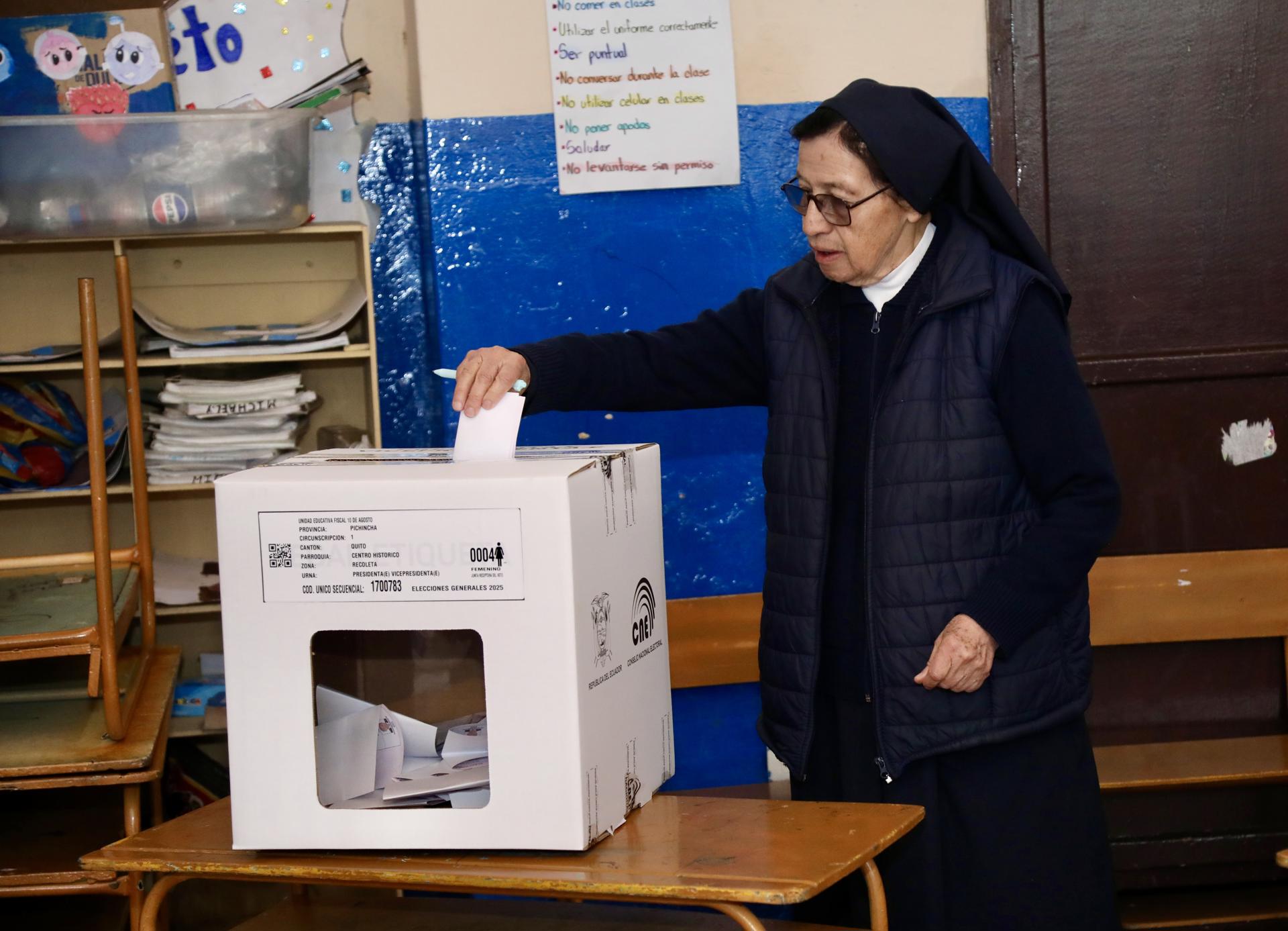 Una persona vota en las elecciones presidenciales 2025. Foto de archivo. EFE/Gianna Benalcazar
