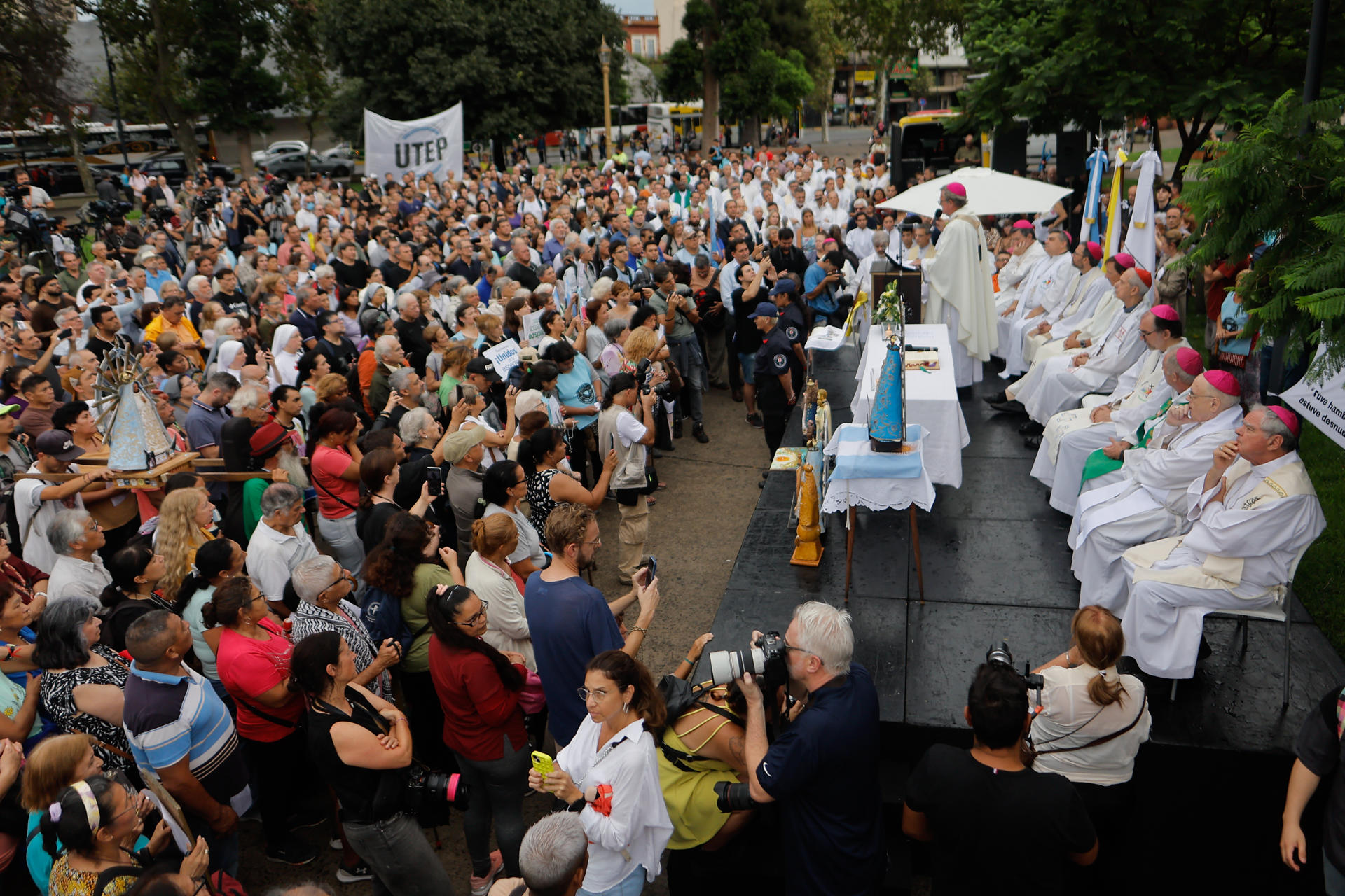Fotografía de archivo, tomada el pasado 24 de febrero, del arzobispo de Buenos Aires, Jorge García Cuerva (c-d y al micrófono), durante una misa campal, en la Plaza Constitución de Buenos Aires (Argentina). EFE/Juan Ignacio Roncoroni