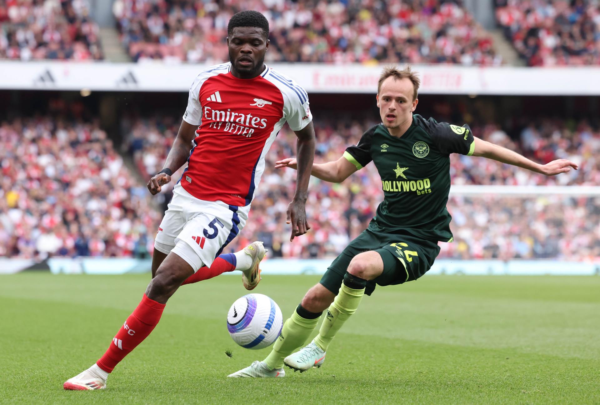 Thomas Partey, perseguido por Mikkel Damsgaard. EFE/EPA/NEIL HALL.