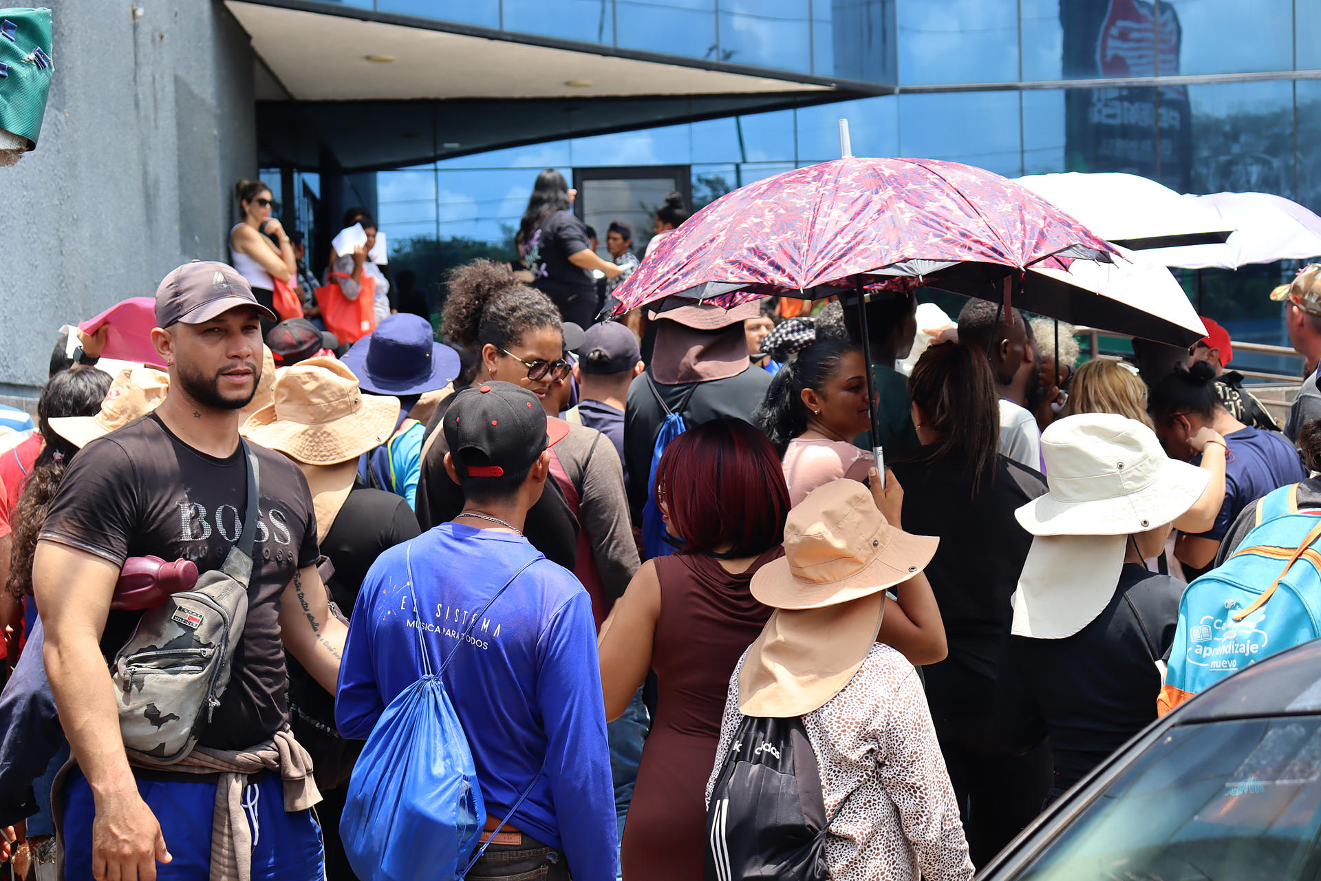 Migrantes esperan en una fila para recibir un apoyo monetario este lunes, en la ciudad de Tapachula en Chiapas (México). EFE/ Juan Manuel Blanco