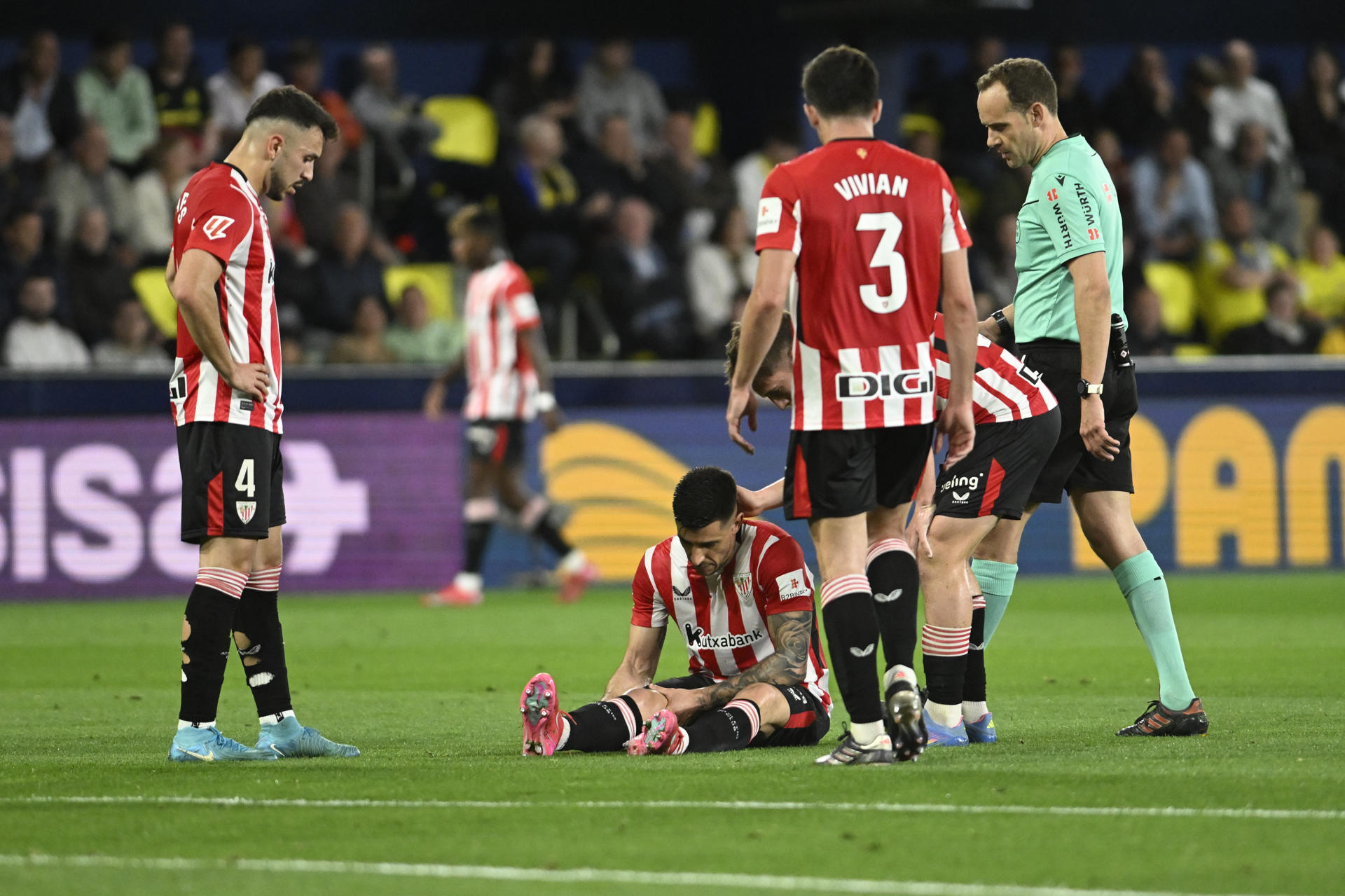 El defensa del Athletic Club Yuri Berchiche en el suelo tras caer lesionado durante el encuentro correspondiente a la jornada 30 de Laliga EA Sports que disputan Villarreal y Athletic Club en el estadio de La Cerámica, en la localidad castellonense. EFE / Andreu Esteban.