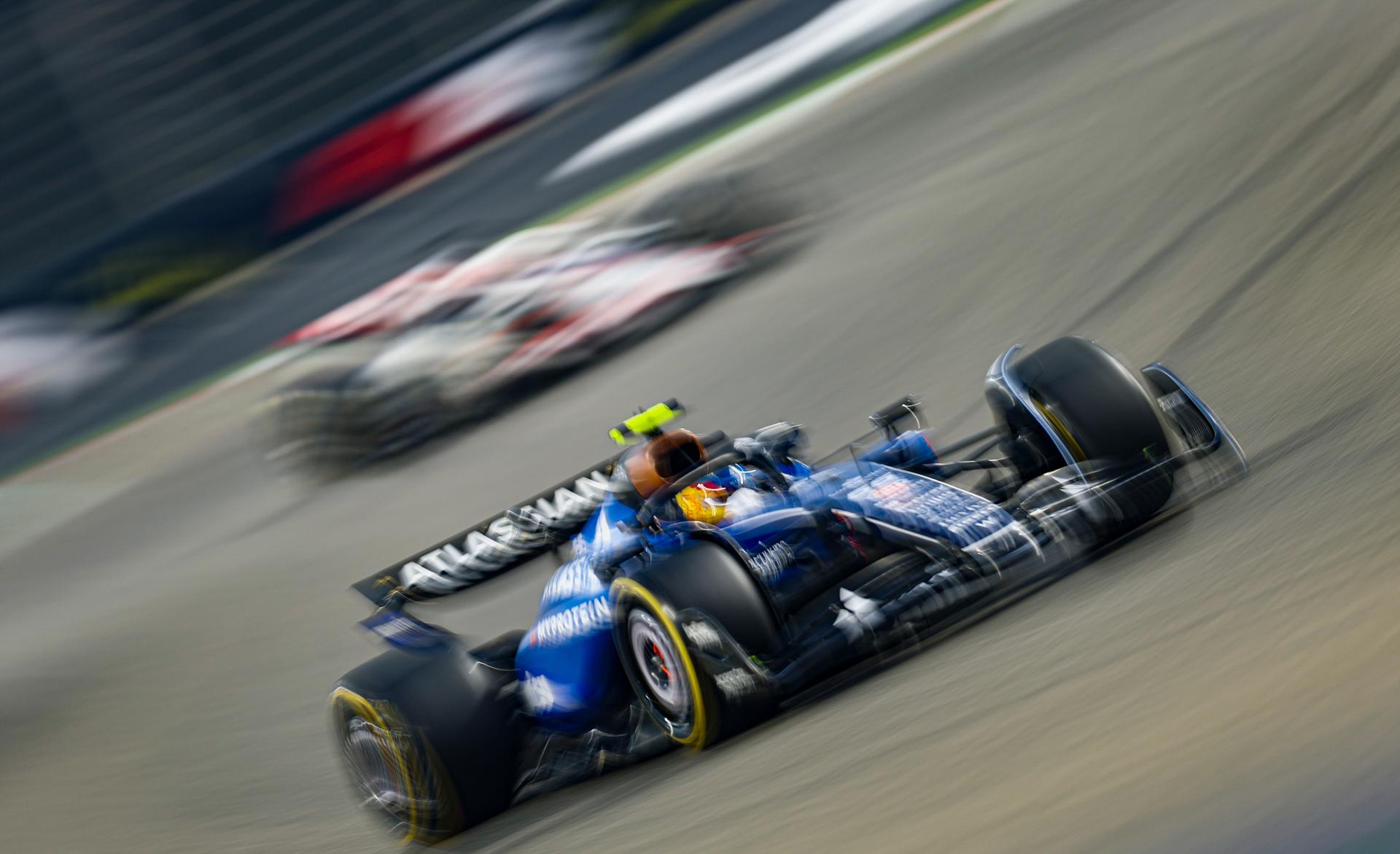 SAKHIR (Bahrain), 11/04/2025.- El español Carlos Sainz (Williams), que marcó el décimo tiempo en la jornada de entrenamientos libres del Gran Premio de Baréin, el cuarto del Mundial de Fórmula Uno, en el circuito de Sakhir. EFE/EPA/ALI HAIDER