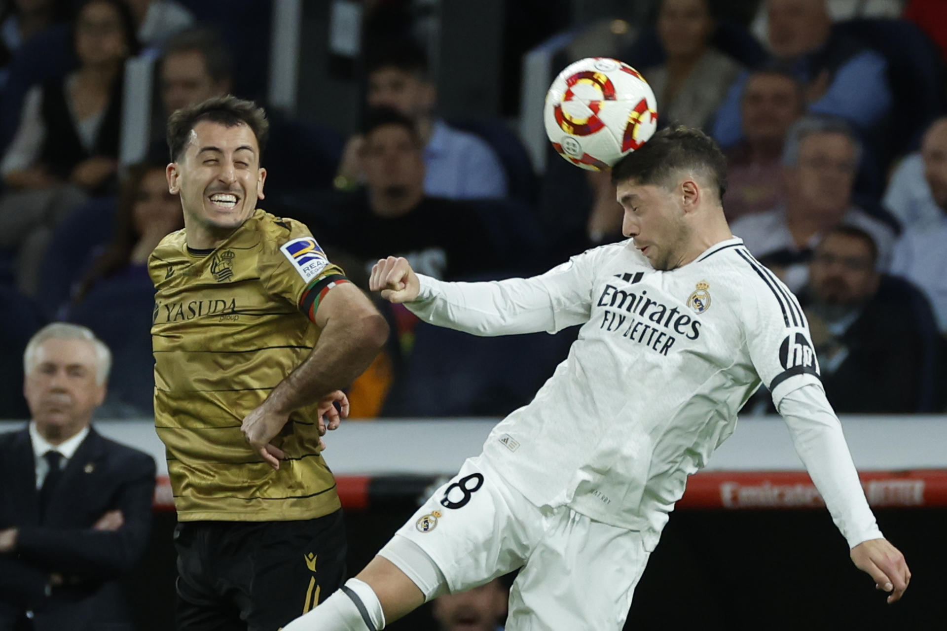 El centrocampista del Real Madrid Fede Valverde (d) cabecea un balón ante Mikel Oyarzabal, de la Real Sociedad, en el estadio Santiago Bernabéu en foto de archivo de Juanjo Martín