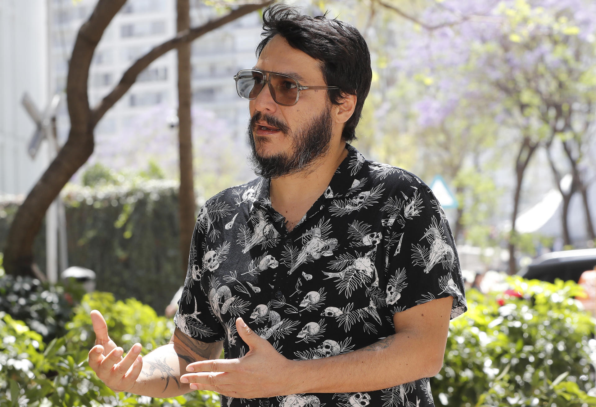 El cineasta colombiano Santiago Lozano habla durante una entrevista con EFE este martes, en Ciudad de México (México). EFE/ Mario Guzmán