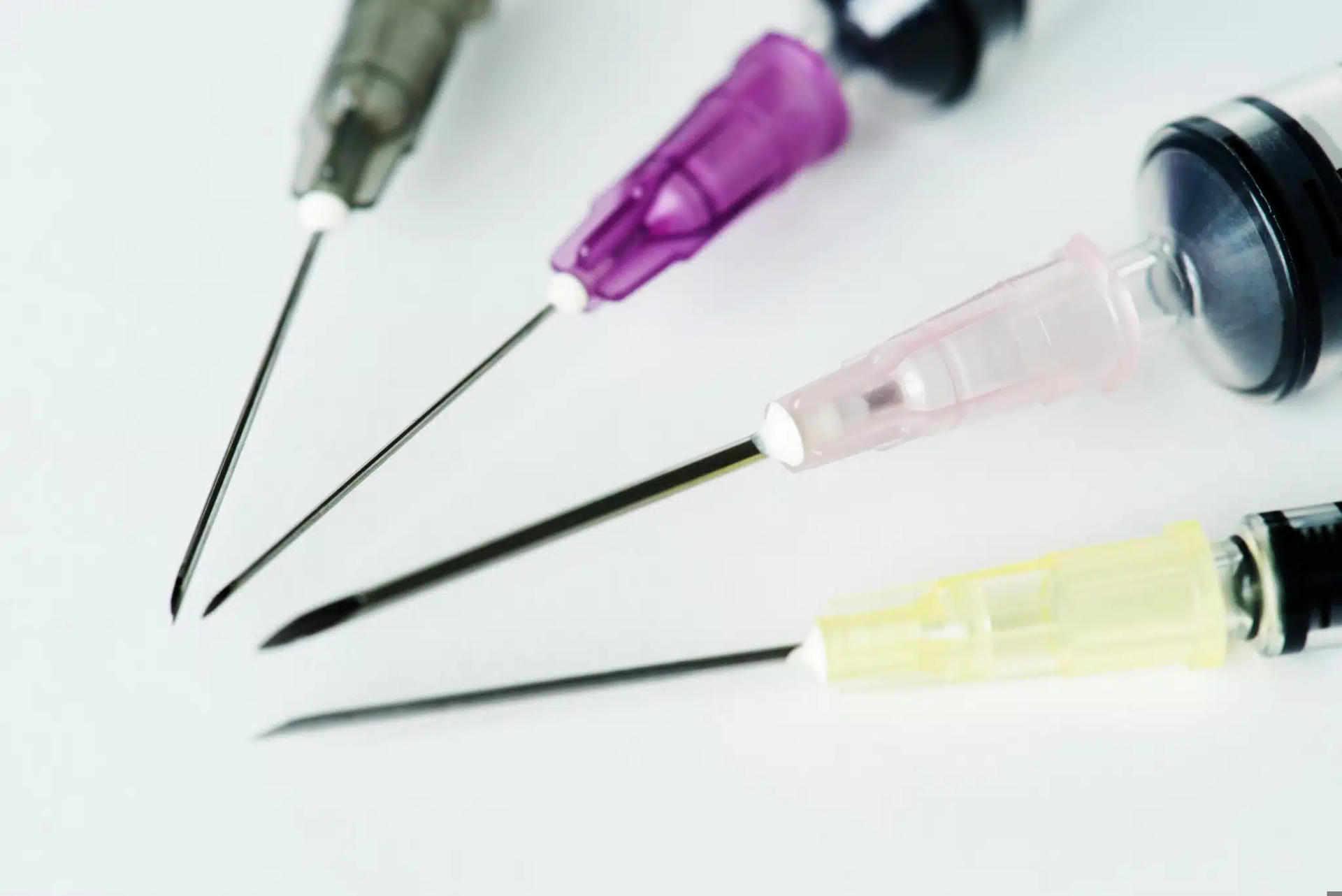 Invetigadores impulsan un innovador sistema de administración transdérmica basado en parches de microagujas solubles que incorporan nanopartículas de sílice mesoporosa con poros de tamaño ajustable. Fotografía facilitada por el Ibima. EFE