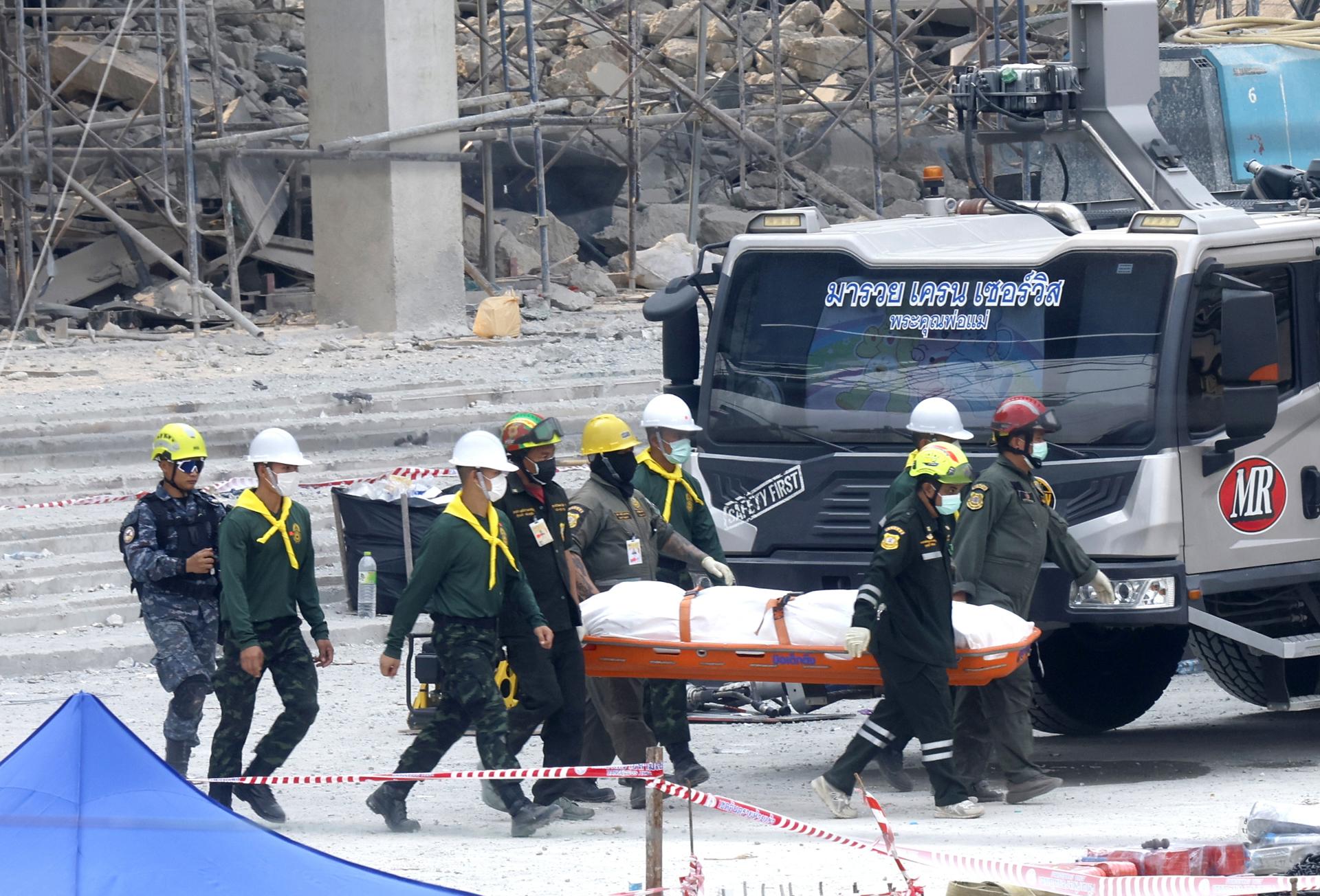 Los rescatistas transportan el cuerpo de una víctima recuperado de los escombros de un edificio que colapsó tras un terremoto en Bangkok, Tailandia, 01 de abril de 2025. Al menos 20 personas fueron confirmadas muertas, 34 heridas y 78 permanecen desaparecidas en Bangkok, incluyendo al menos 13 personas que fueron asesinadas tras el colapso de un edificio de 30 pisos debido a los temblores del terremoto de magnitud 7.7 que azotó Myanmar, según el Centro de Emergencias Médicas Erawan. (Terremoto/sismo, Birmania, Tailandia) EFE/EPA/NARONG SANGNAK